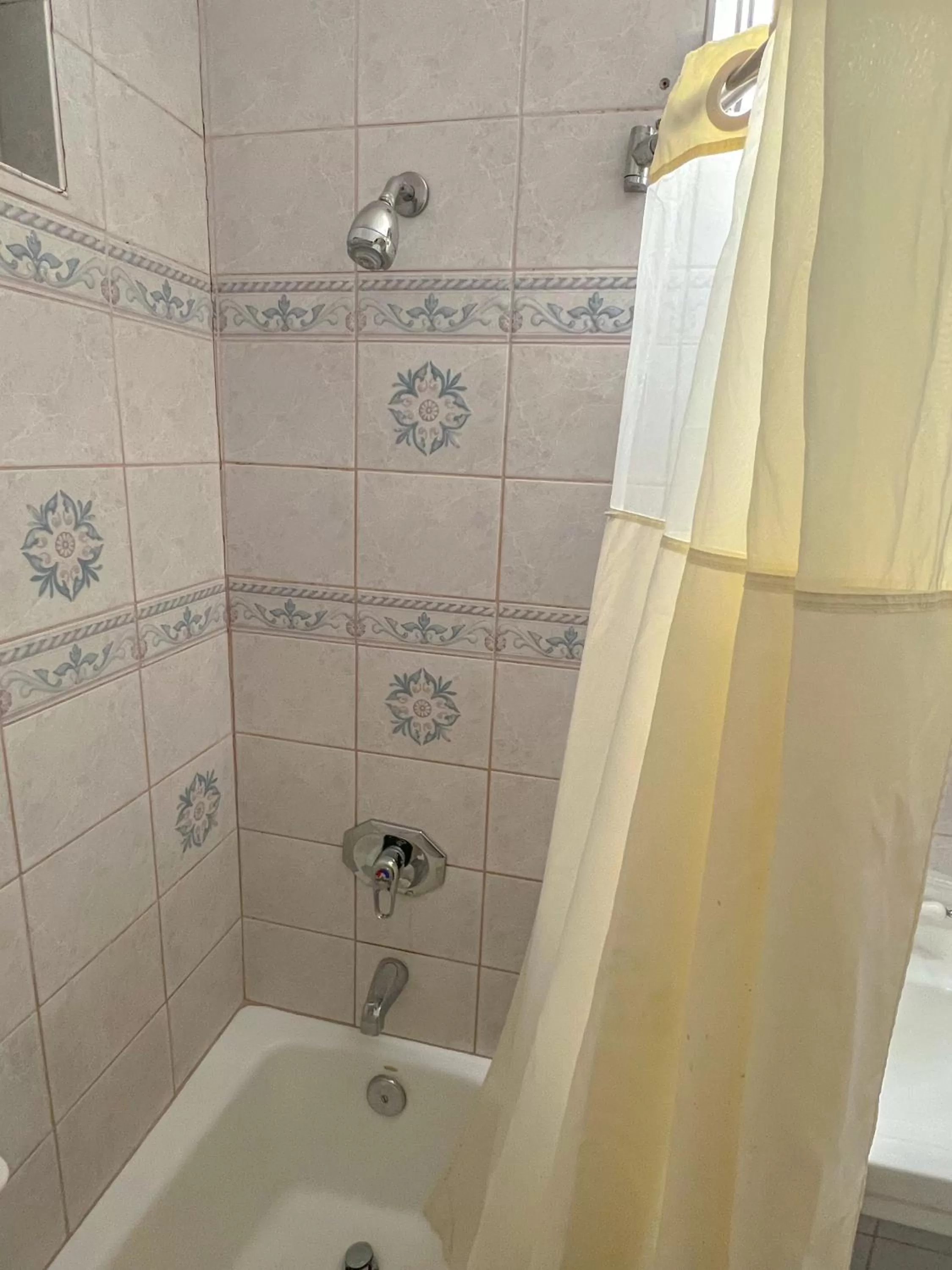 Shower in Viking Motel-Ventura