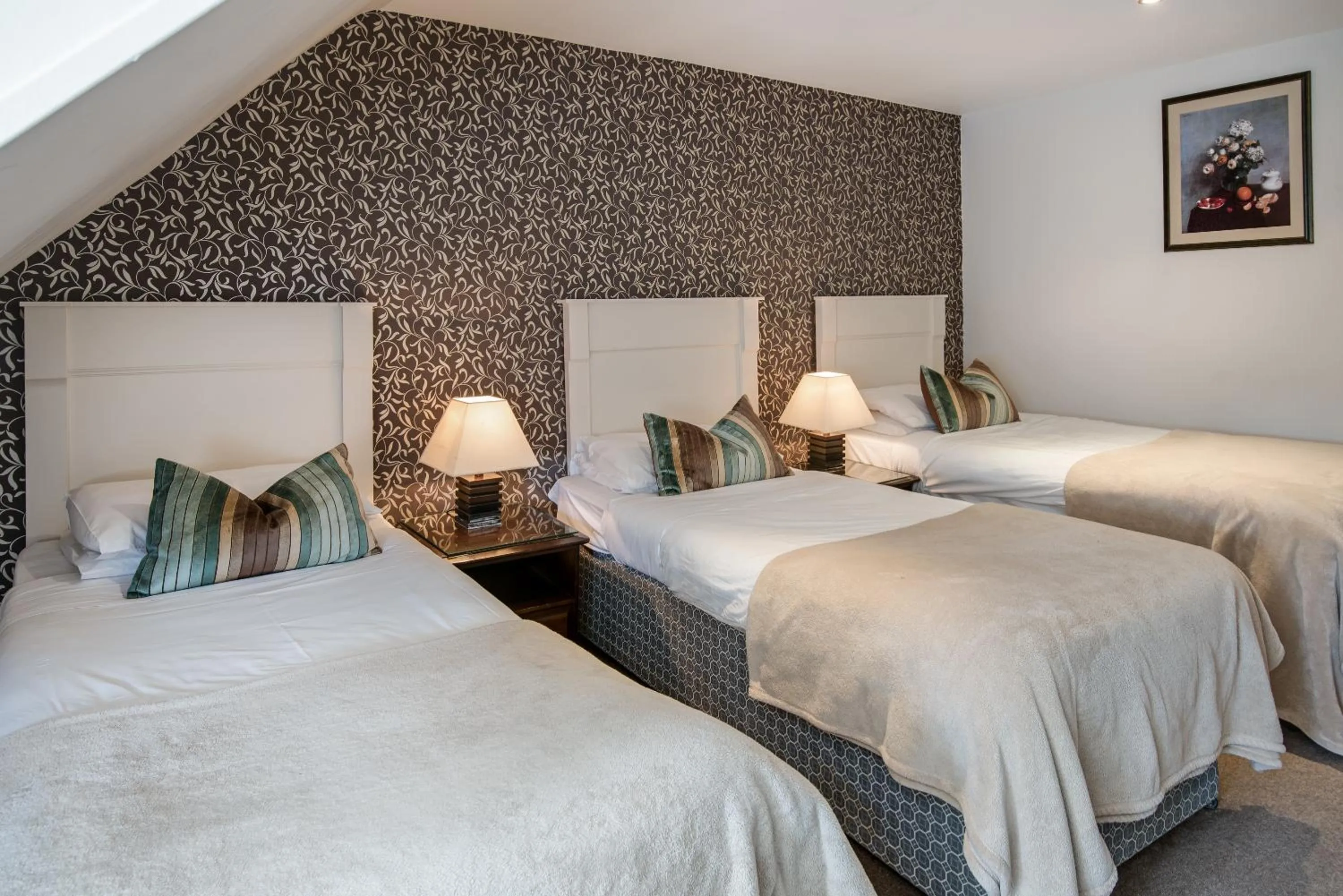 Bedroom, Bed in Queenshead Hotel Kelso