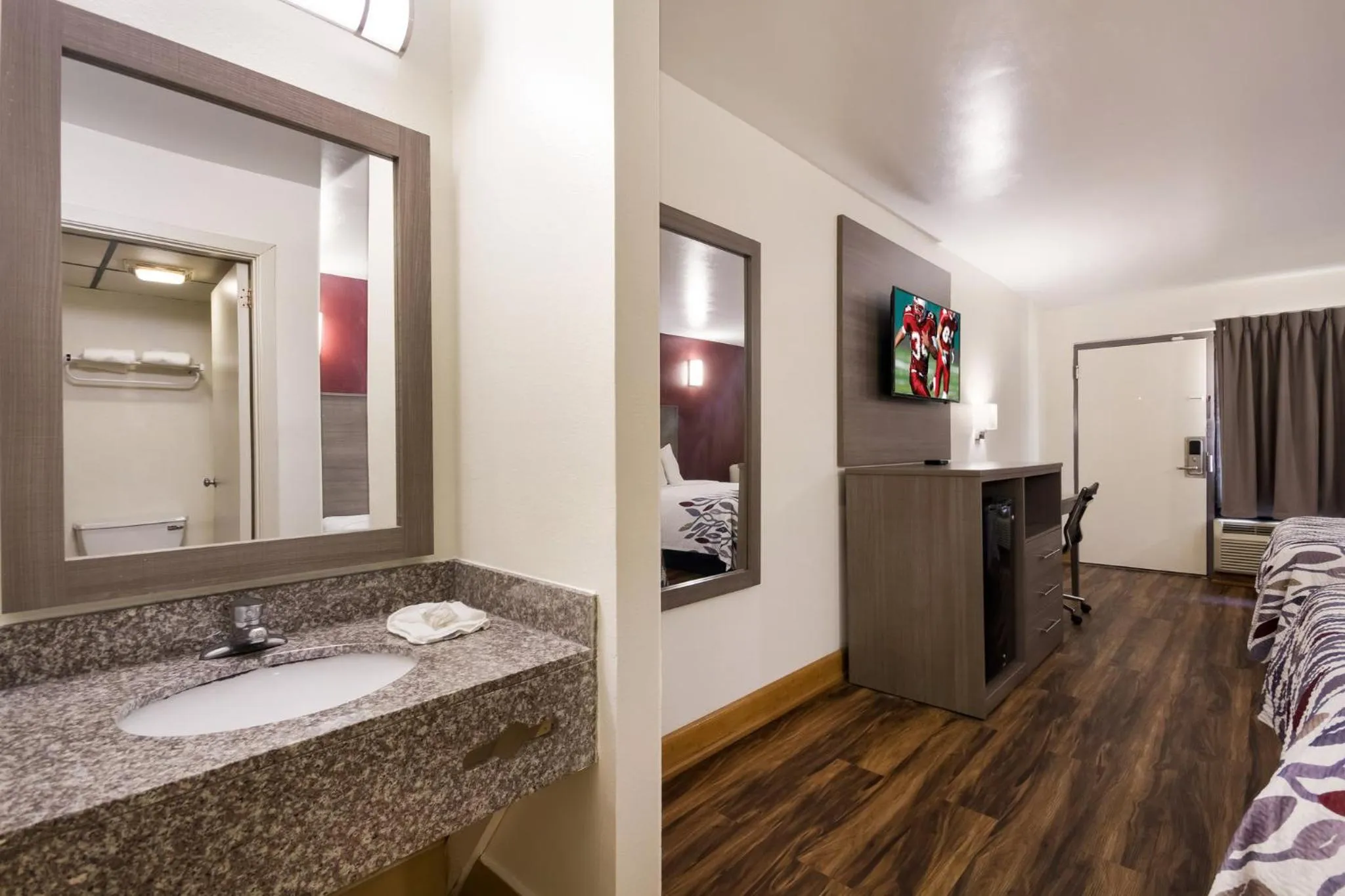 Bathroom in Red Roof Inn Crestview