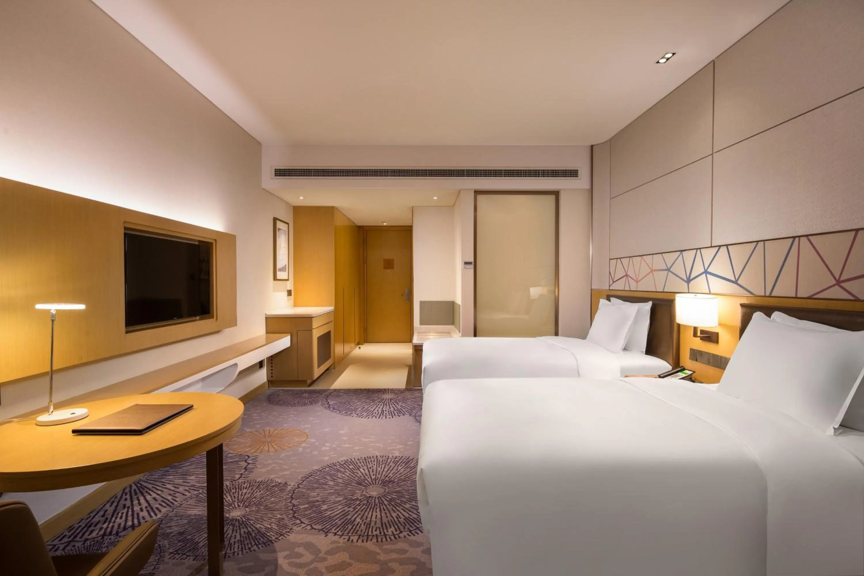 Photo of the whole room, Bed in Holiday Inn Tianjin Xiqing by IHG