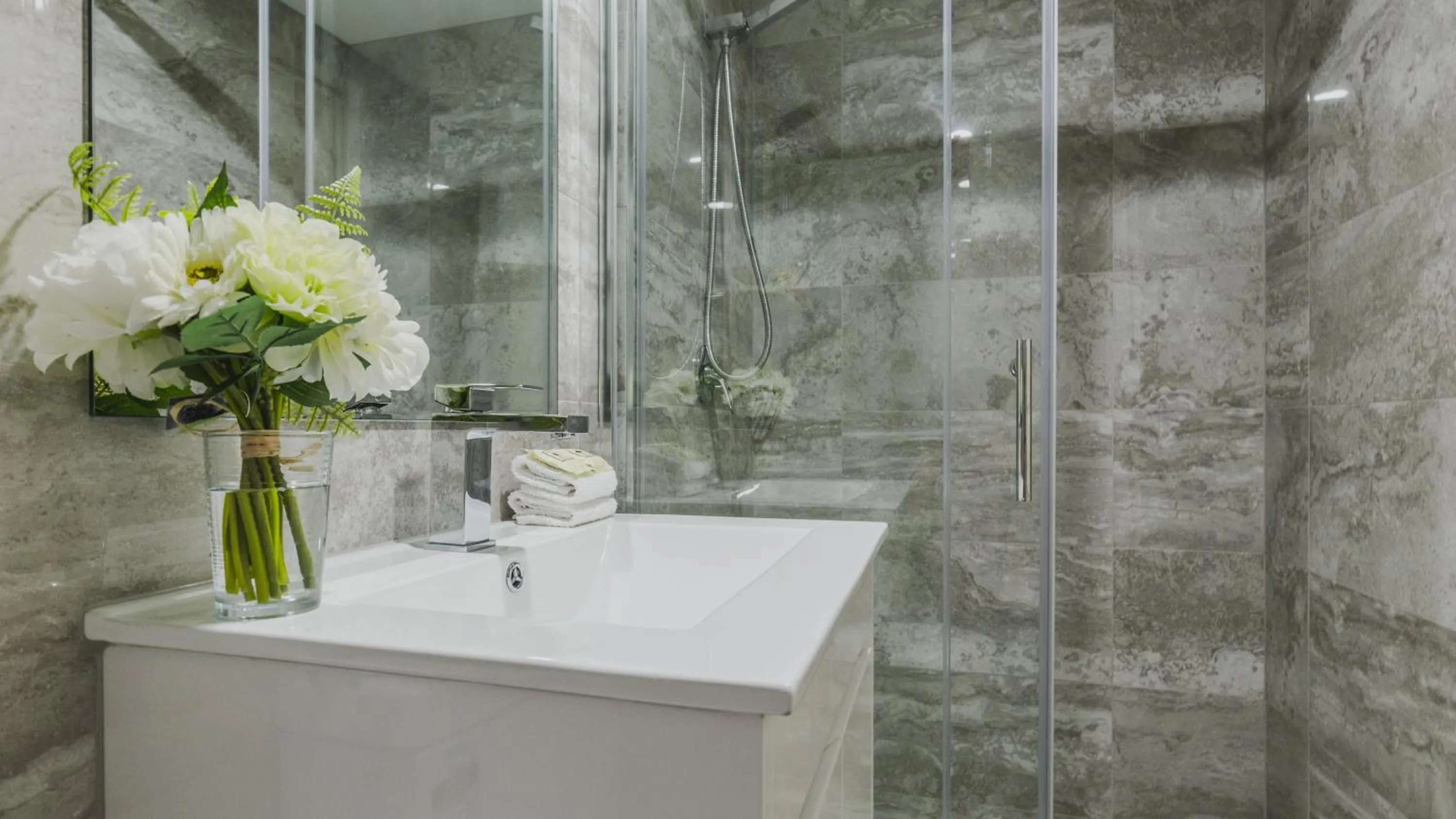 Shower in Toowong Central Motel Apartments