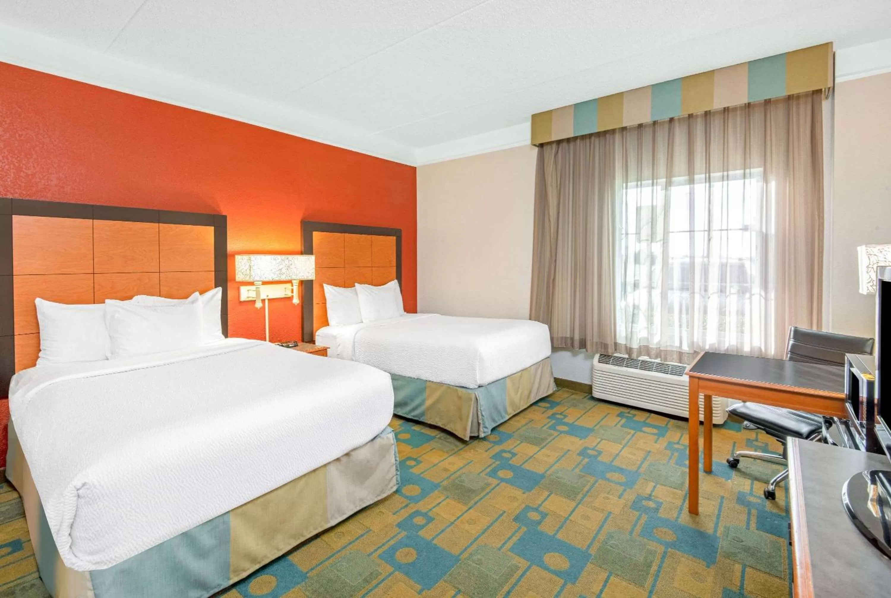 2 Full Bed, Mobility Accessible Room, Bathtub w/ Grab Bars, Non-Smoking in La Quinta by Wyndham Sherman