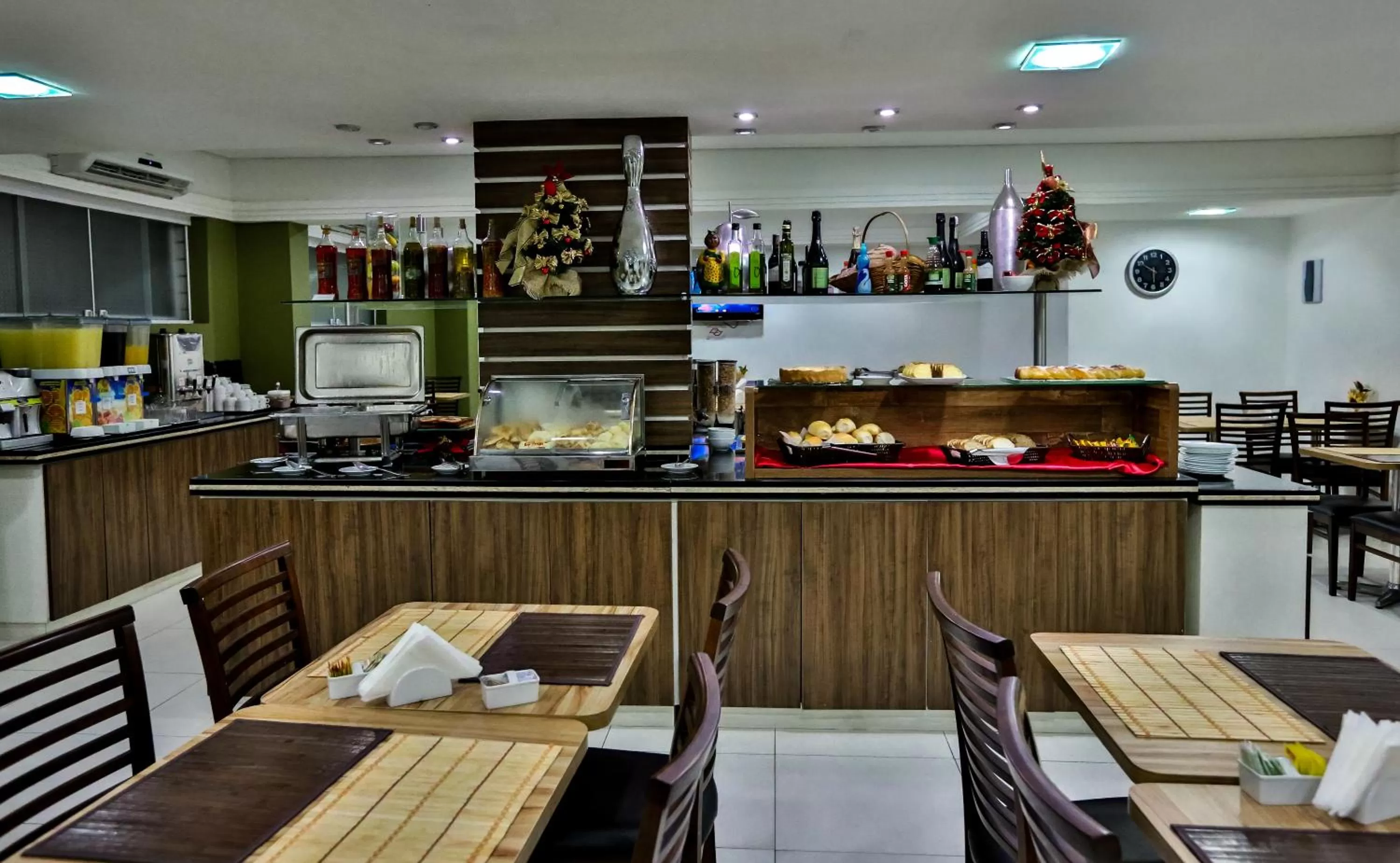 Restaurant/places to eat in Monte Serrat Hotel