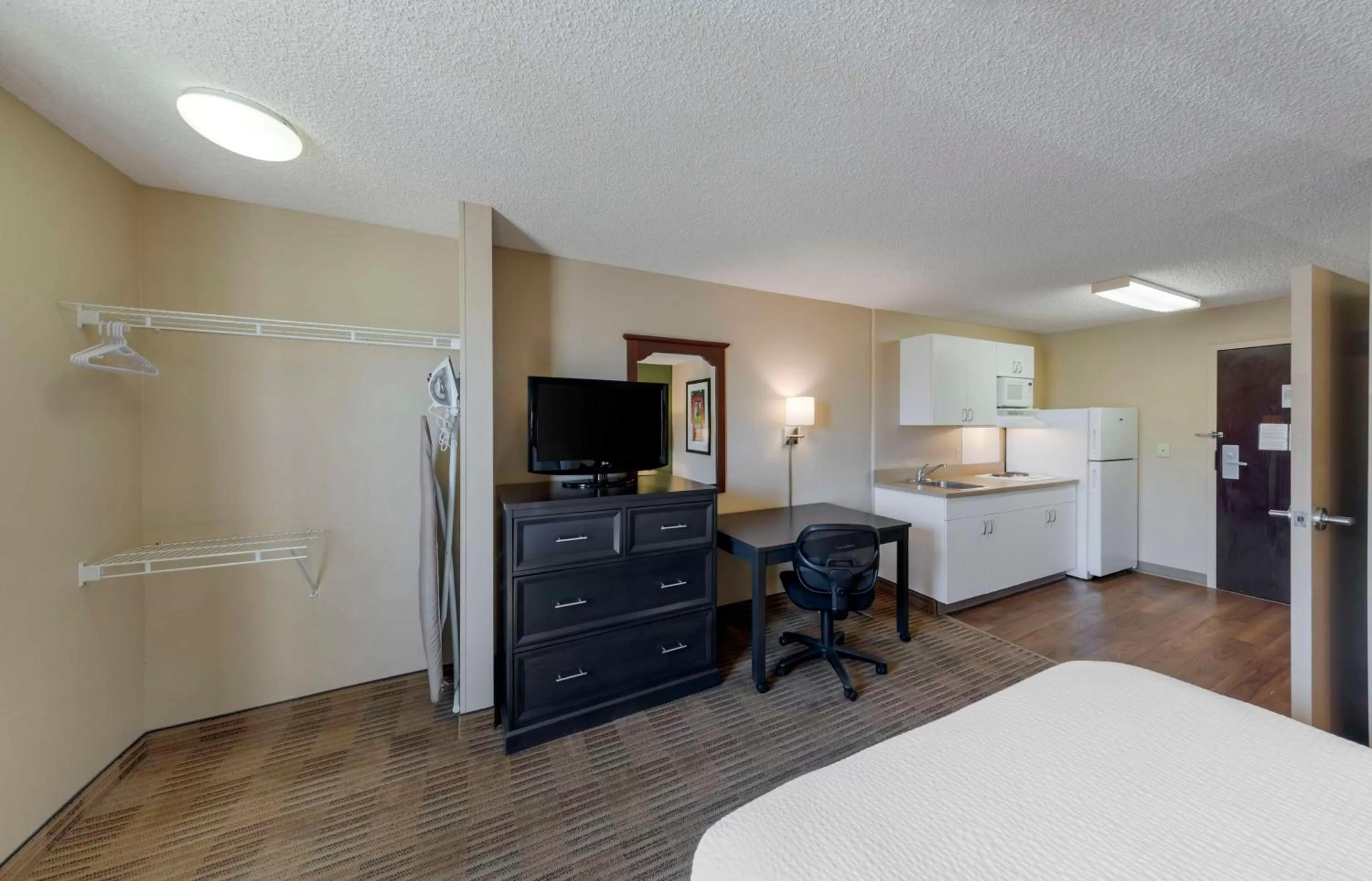Bedroom, Bed in Extended Stay America Suites - Orange County - Katella Ave