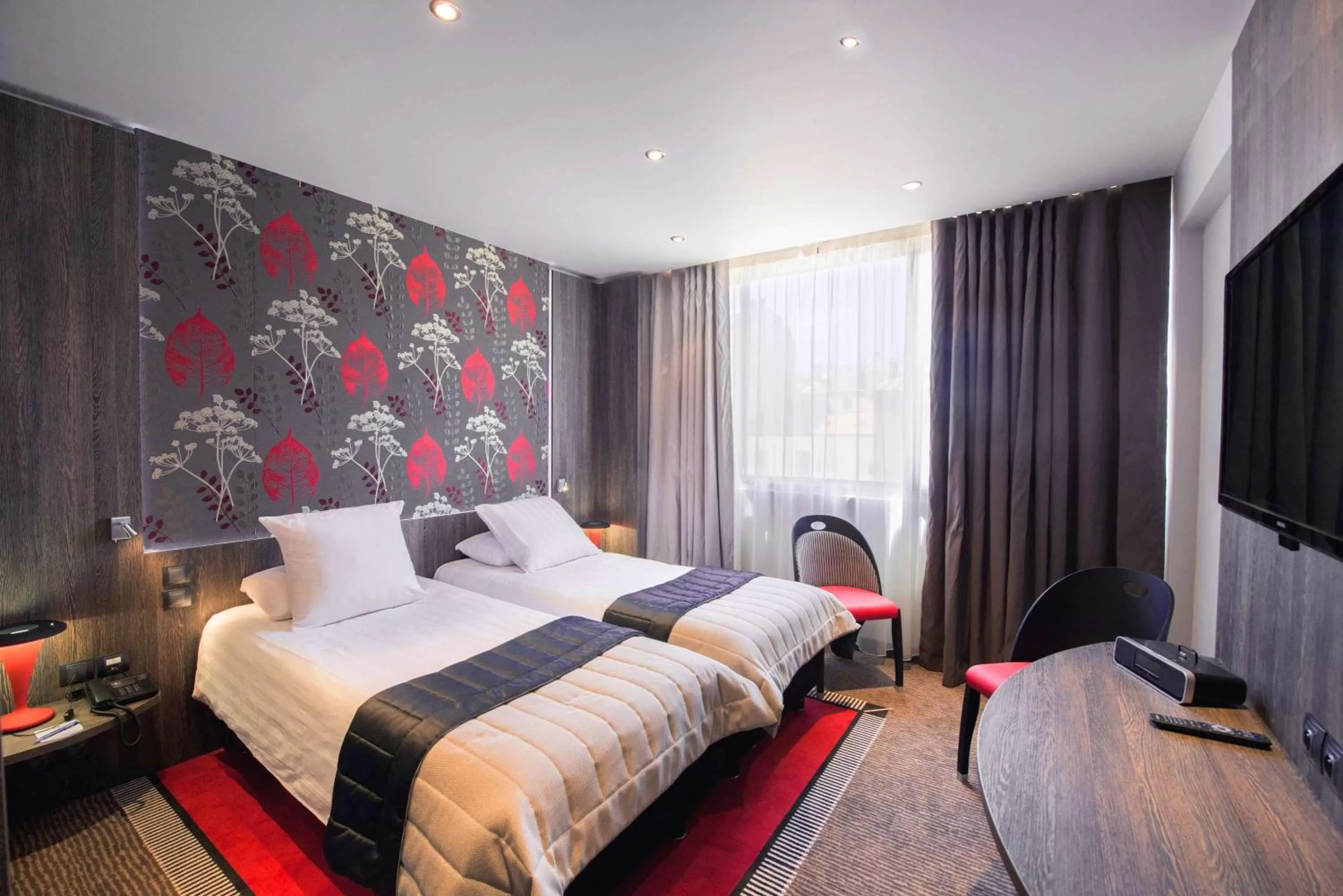 Bed in Best Western Premier Le Patio des Artistes Wellness Jacuzzi