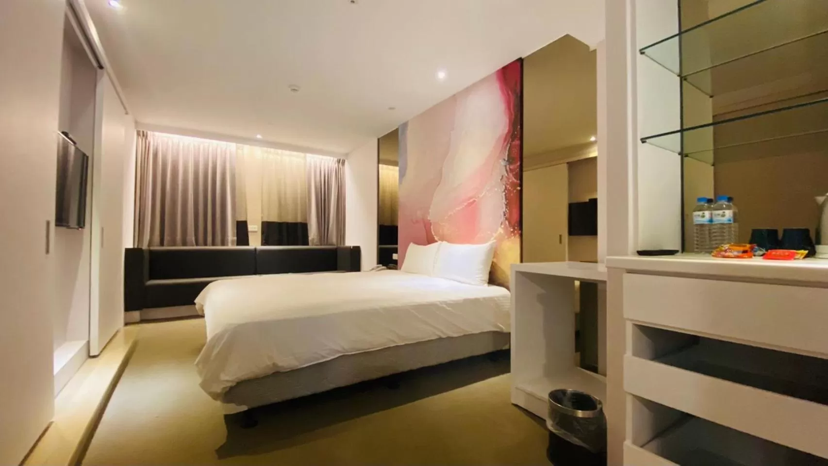 Photo of the whole room, Bed in Artinn藝築文旅-台北站前館