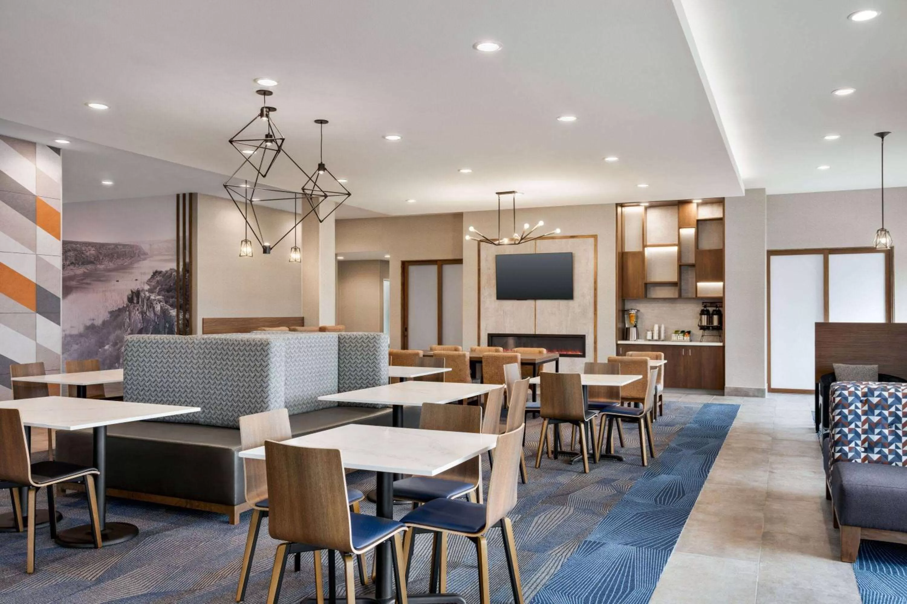 Communal lounge/ TV room in La Quinta Inn & Suites by Wyndham Del Rio