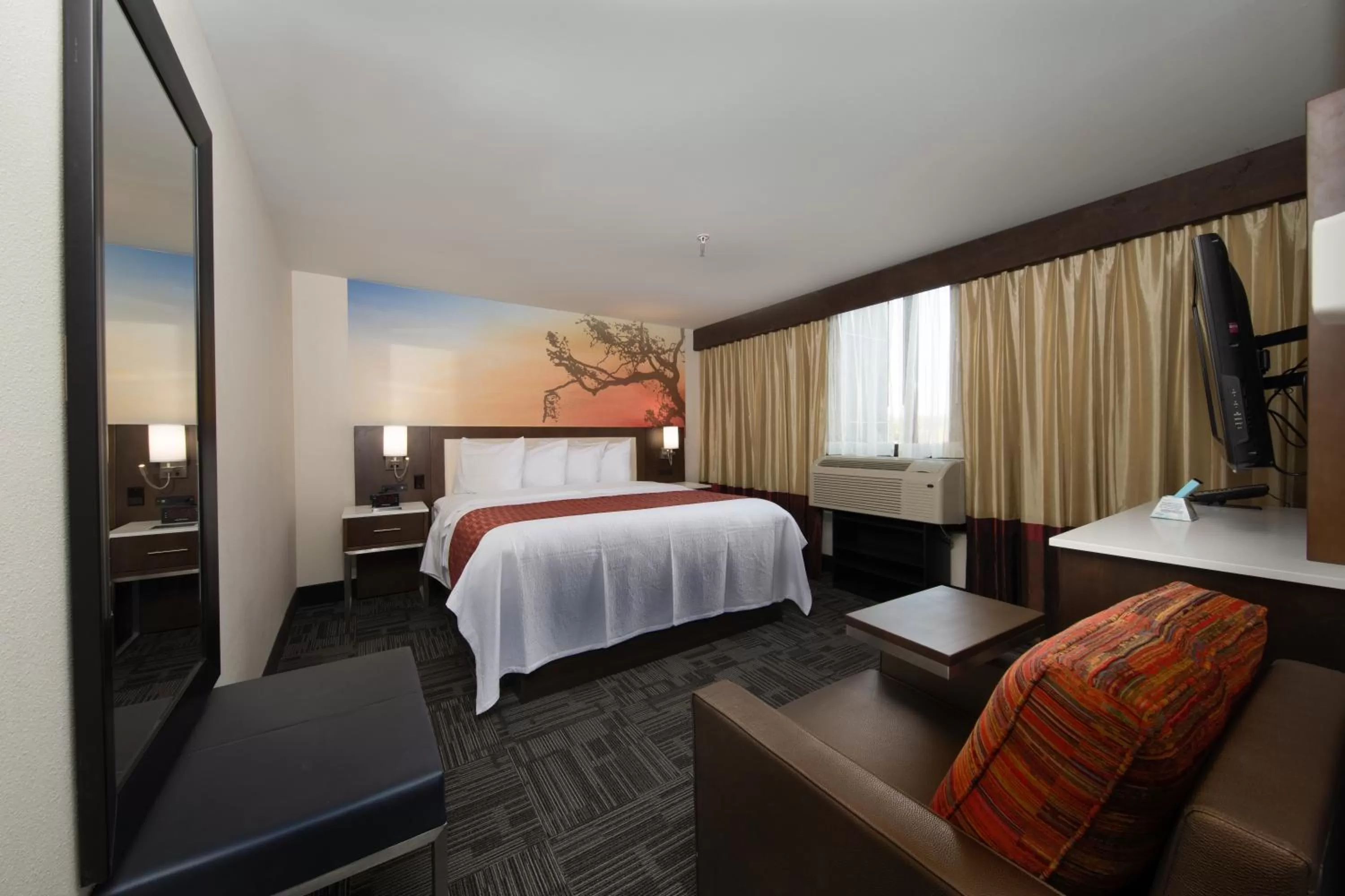 Bedroom, Bed in Holiday Inn Brookfield - Milwaukee by IHG