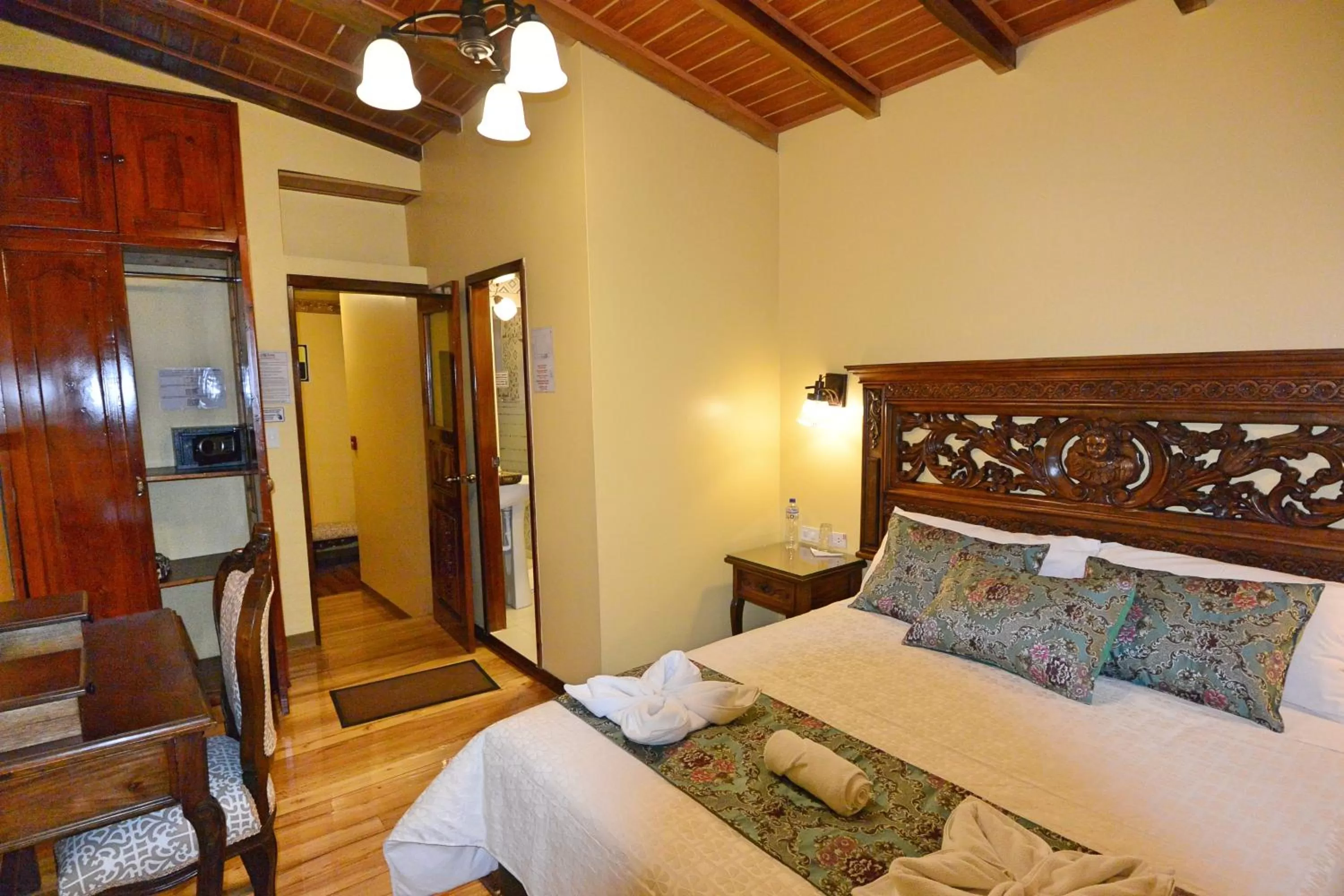 Photo of the whole room, Bed in Hotel La Basílica Quito