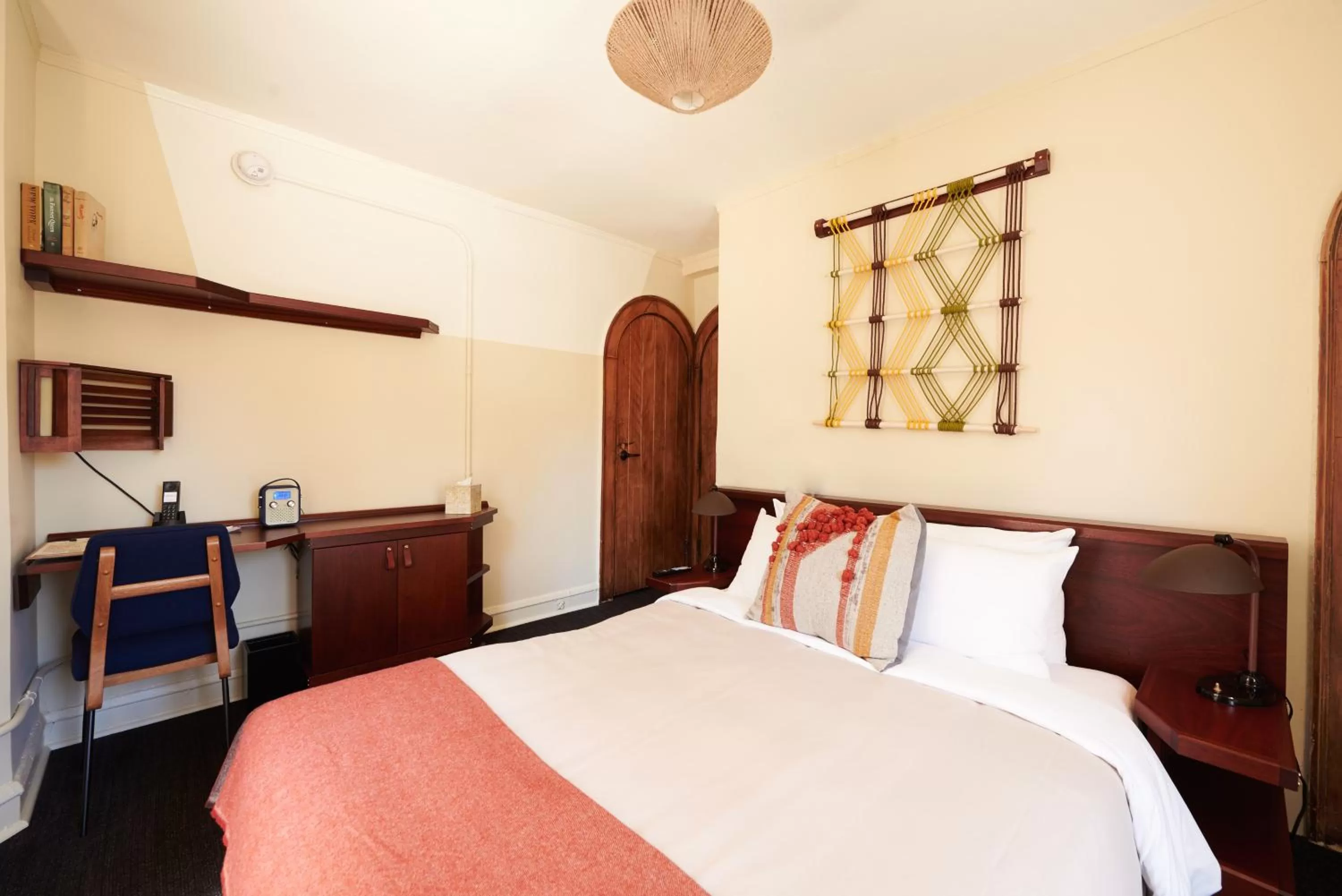 Bedroom, Bed in Freehand Chicago