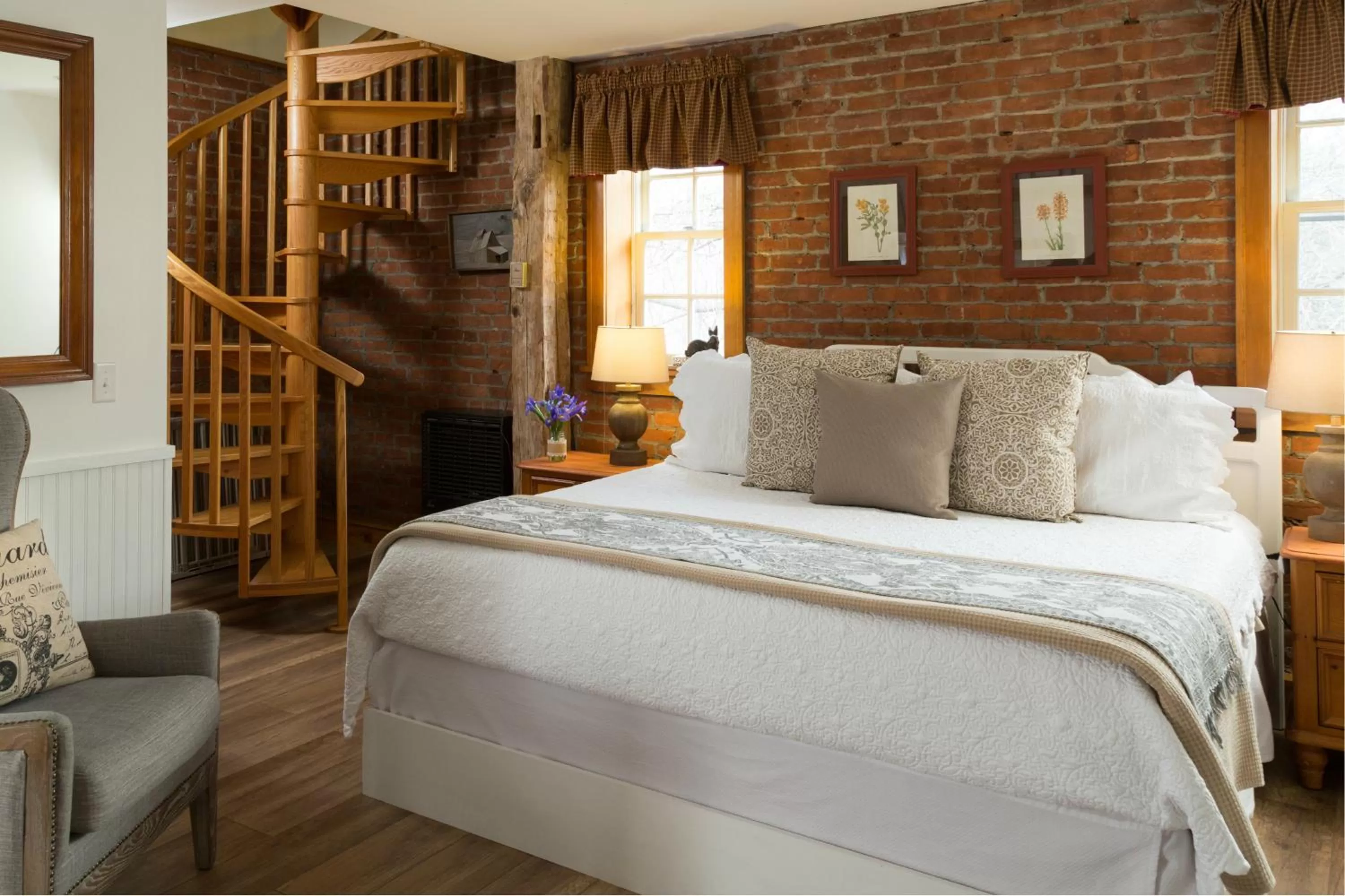 Bedroom, Bed in Four Chimneys Inn