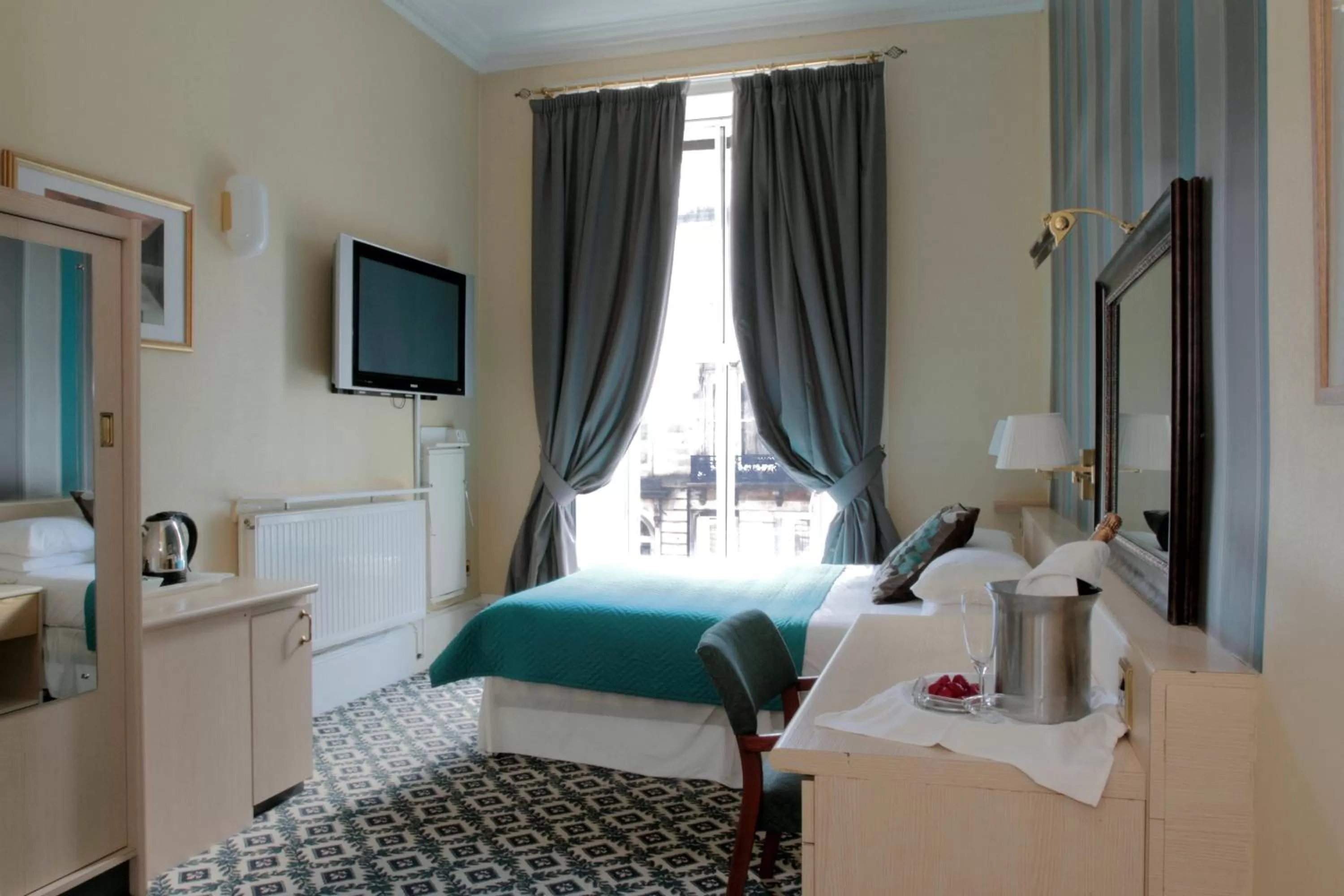 Bed in Thistle Hotel