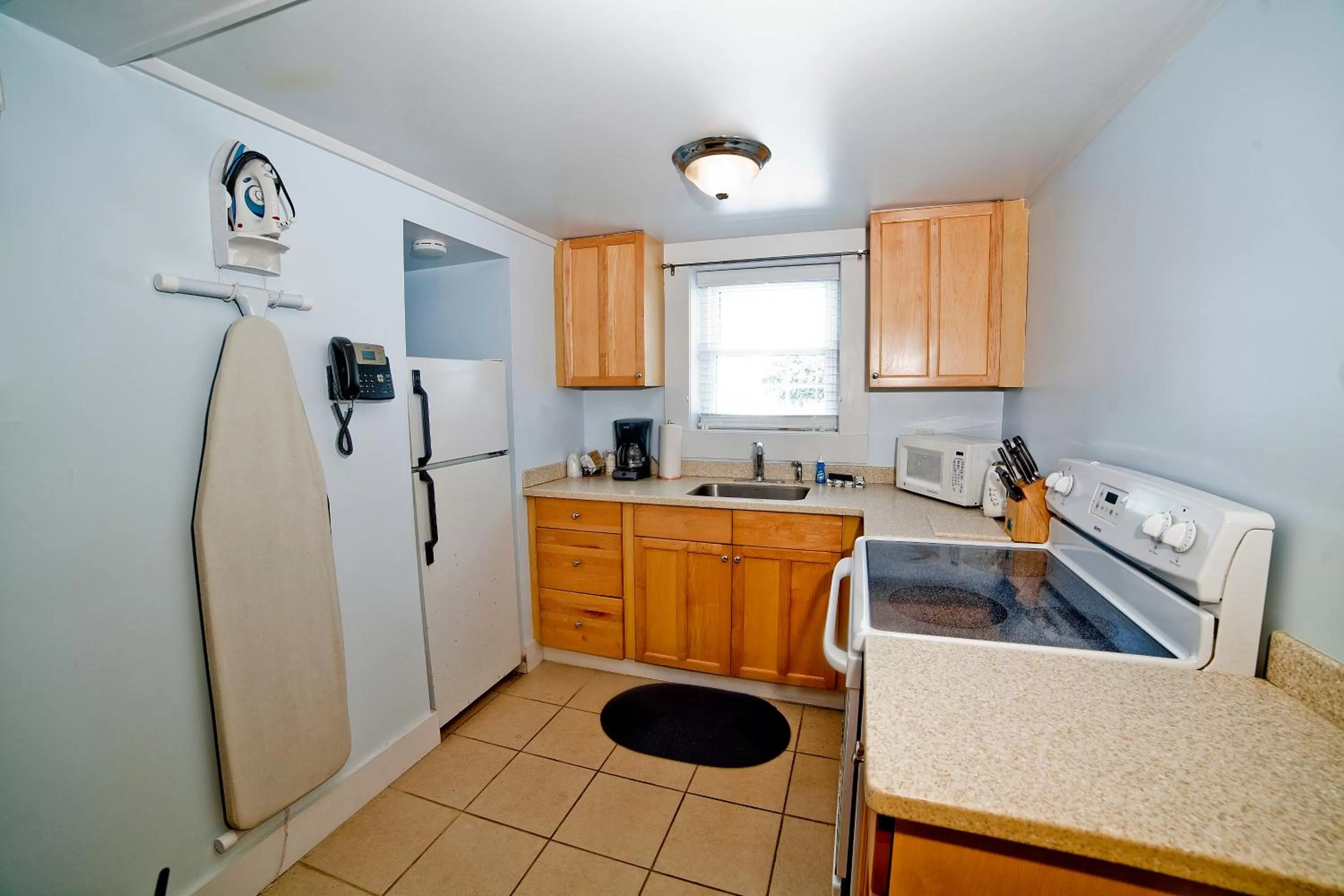 Kitchen/Kitchenette in Georgianne Inn & Suites check in 212 Bulter Ave