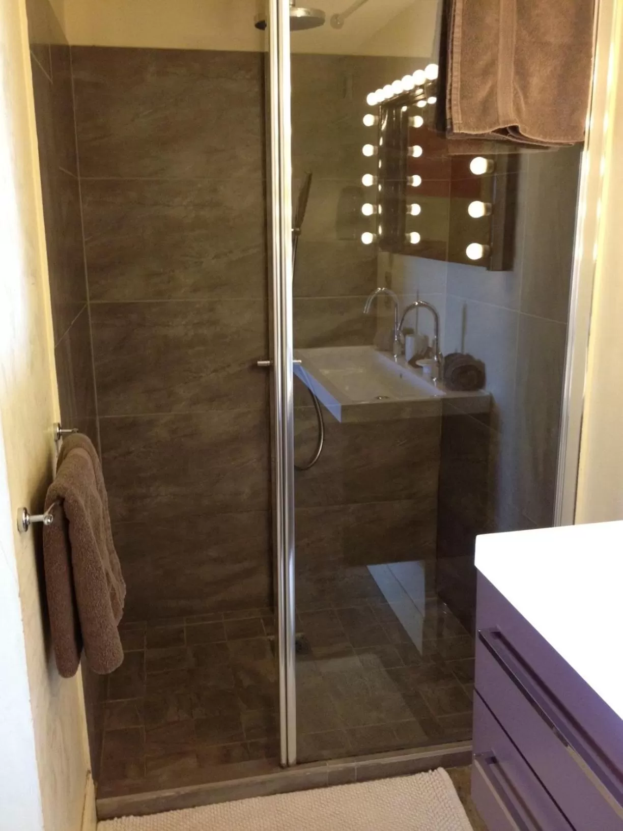 Shower in Château de Valloubière