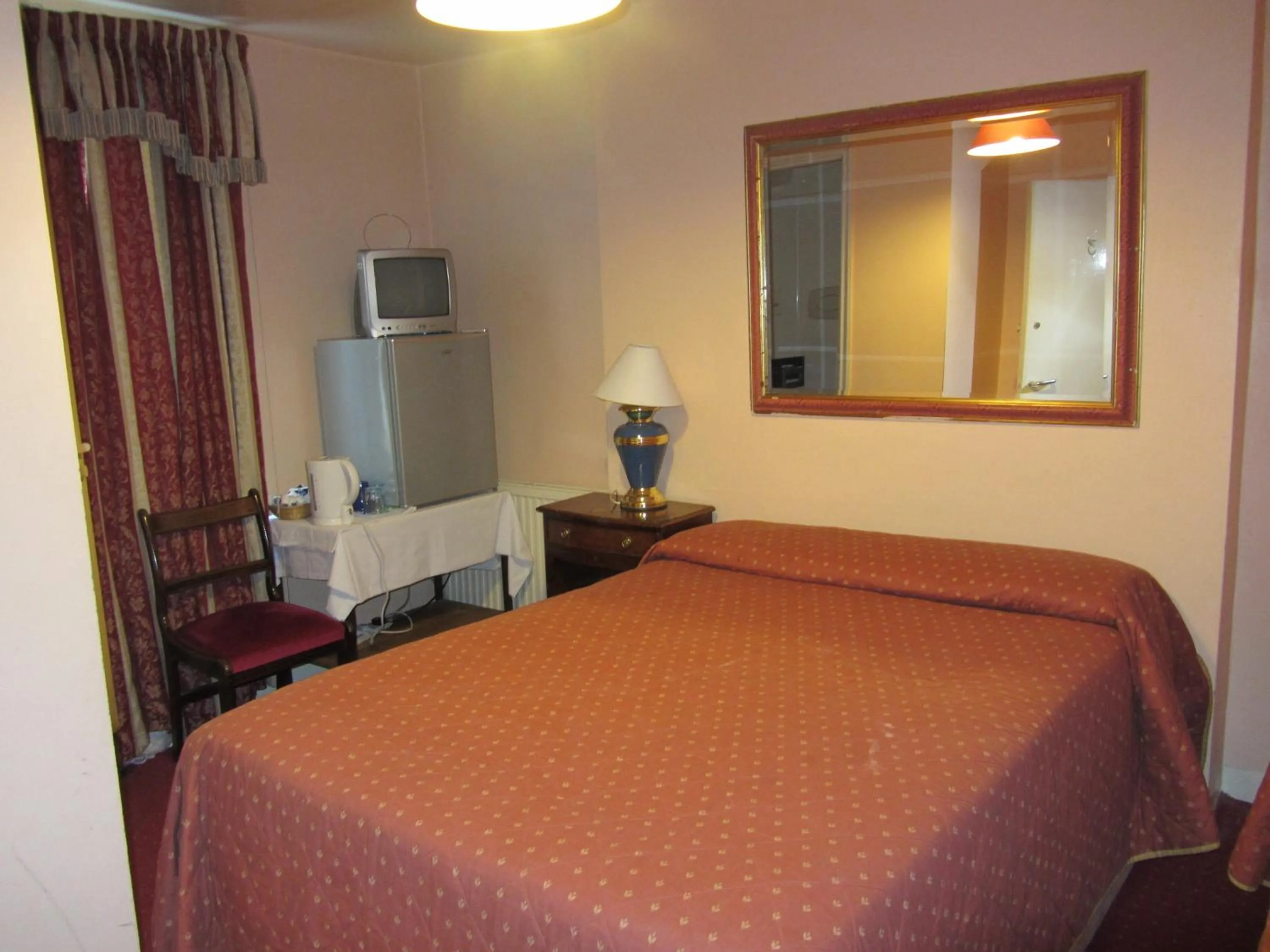 Photo of the whole room, Bed in Goodwood Hotel