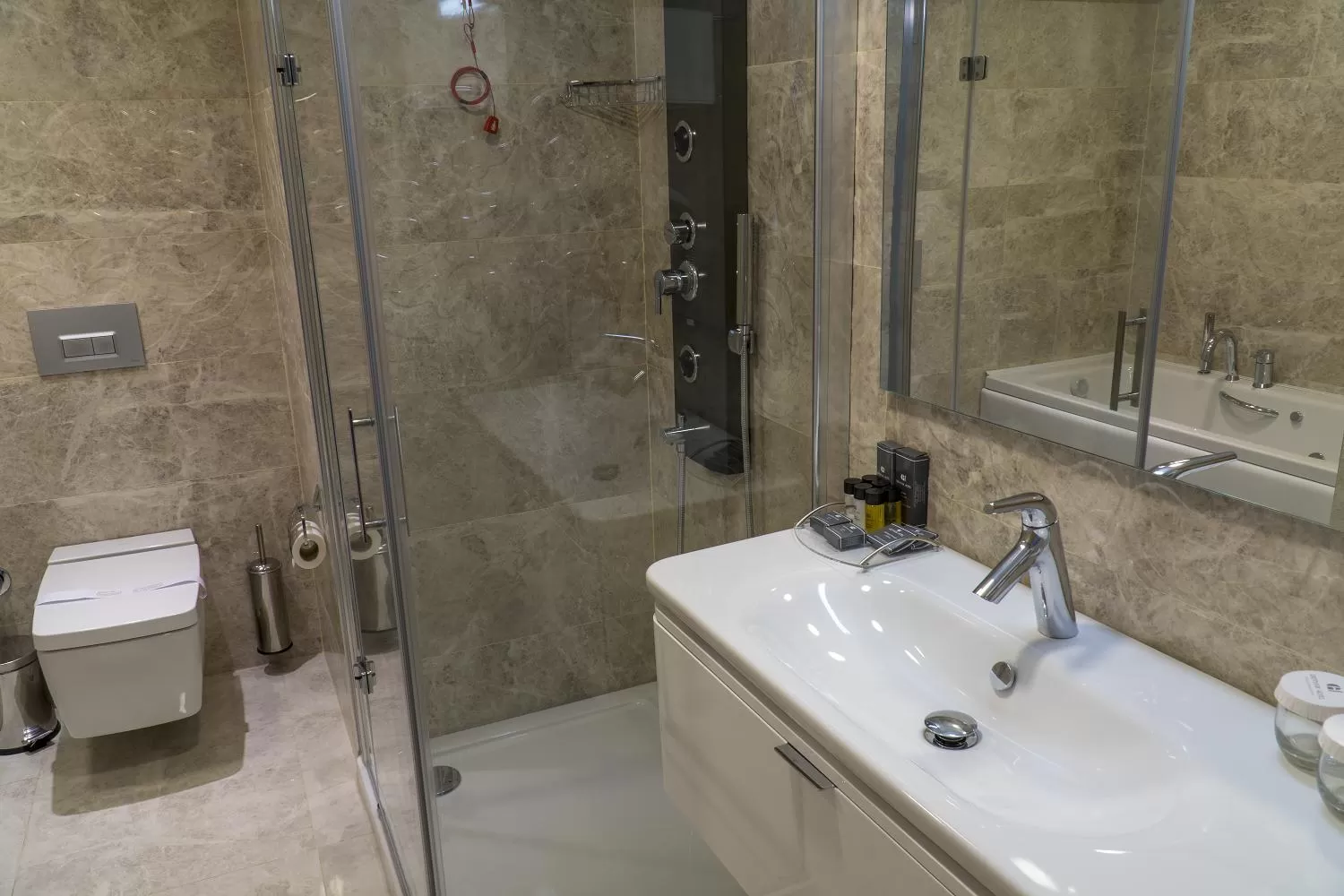 Shower in Greymark Hotel