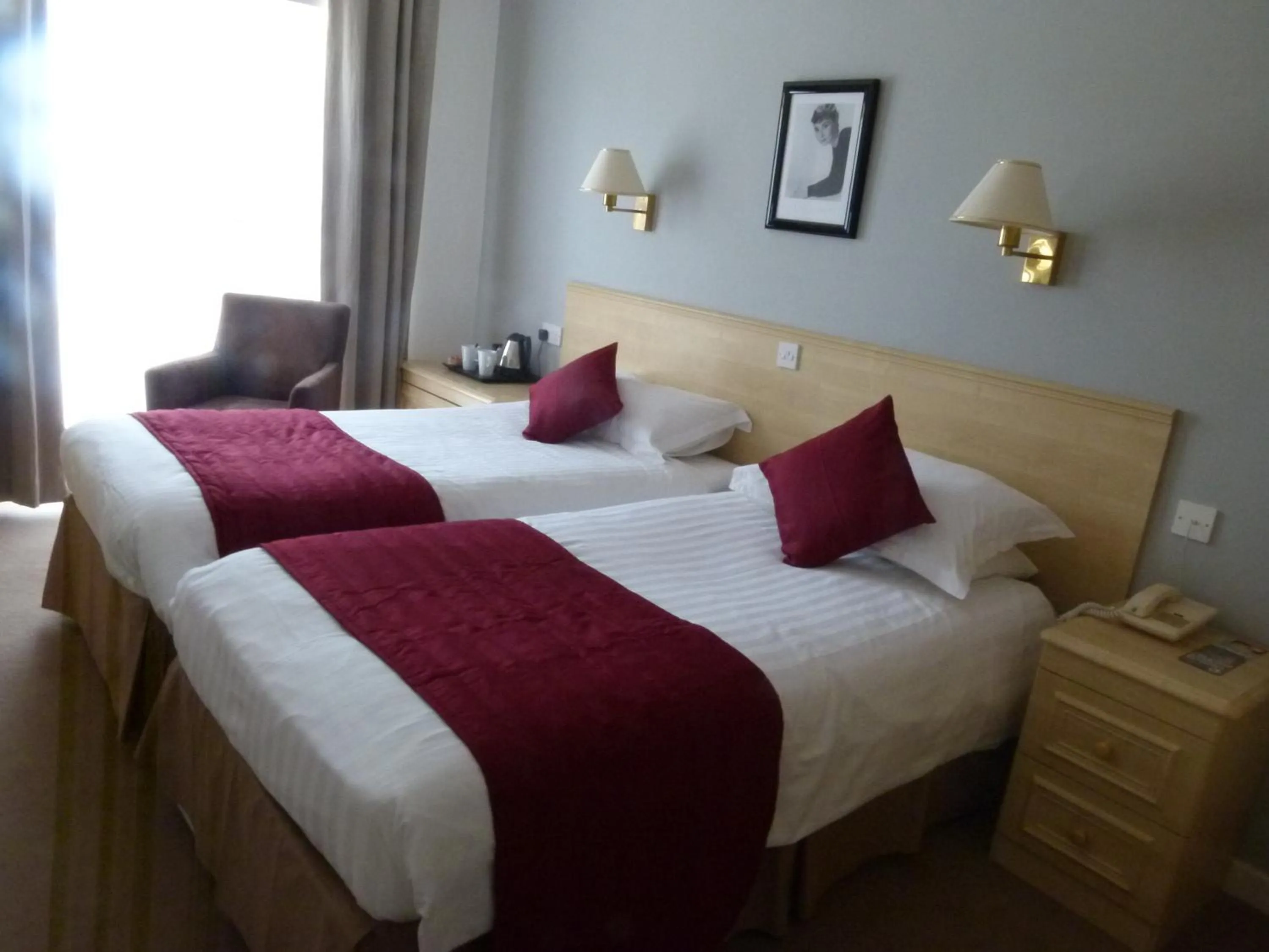 Bedroom, Bed in Beachcombers Hotel