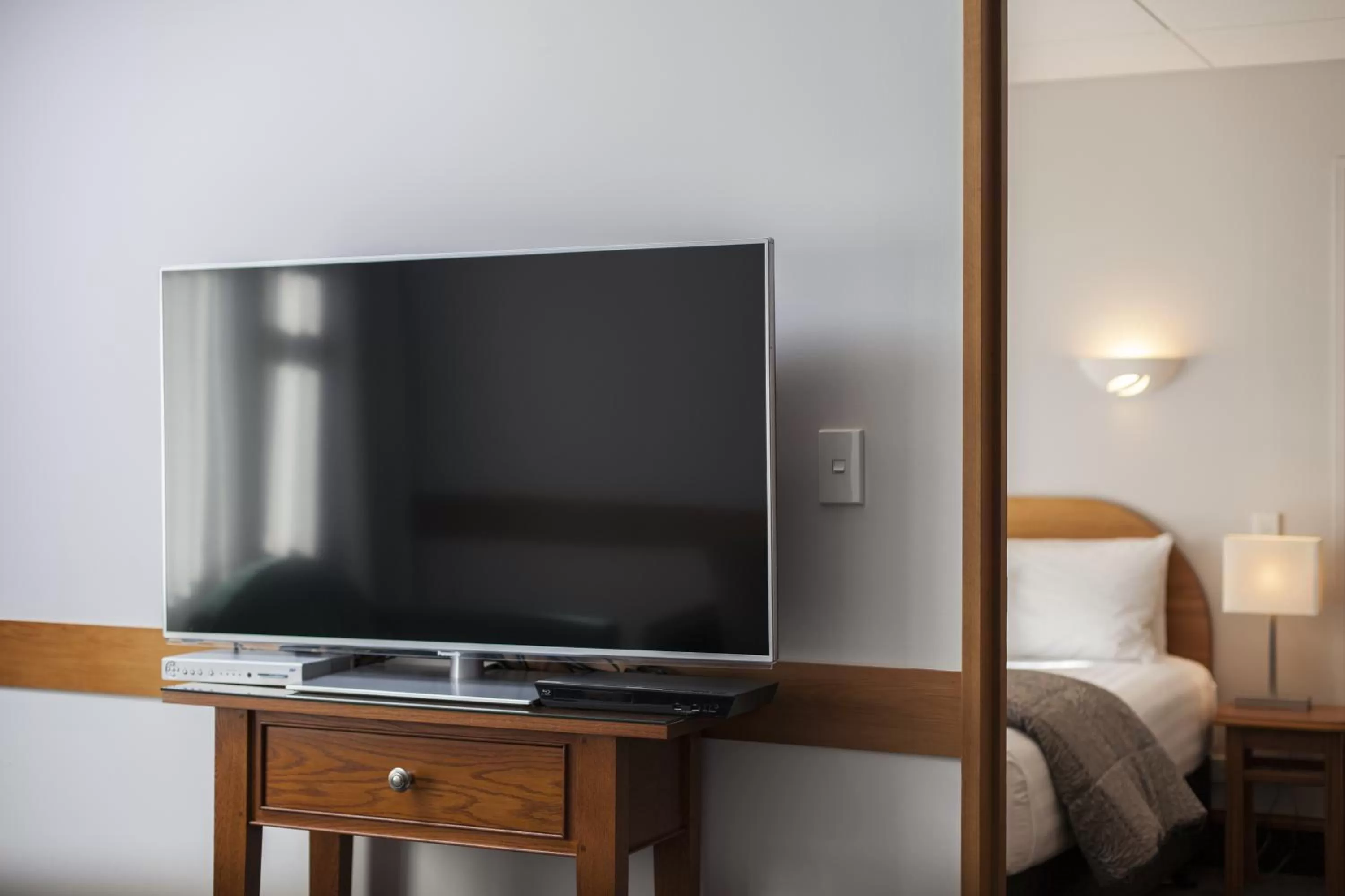 TV and multimedia, Bed in Amross Motel