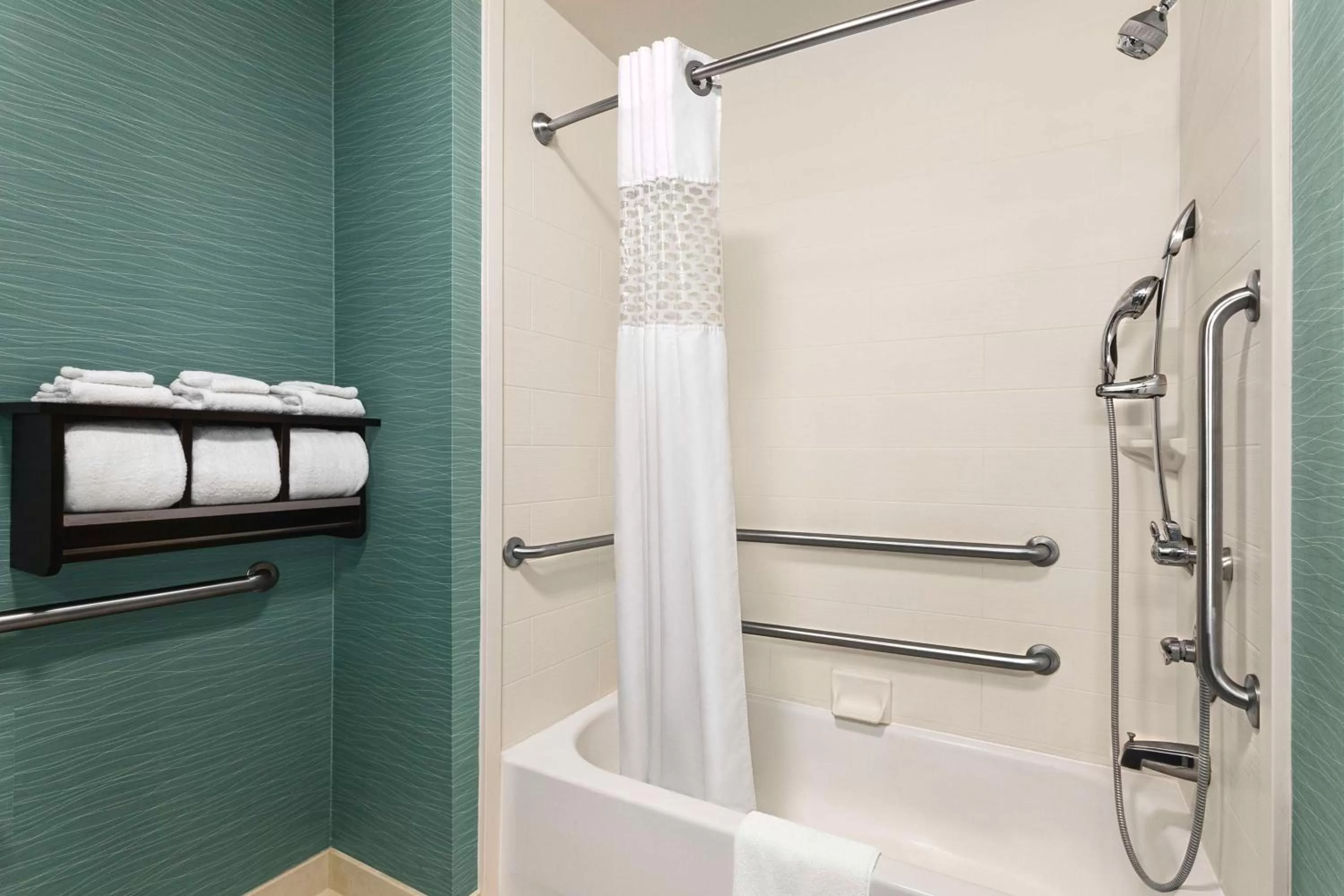 Bathroom in Hampton Inn New Albany