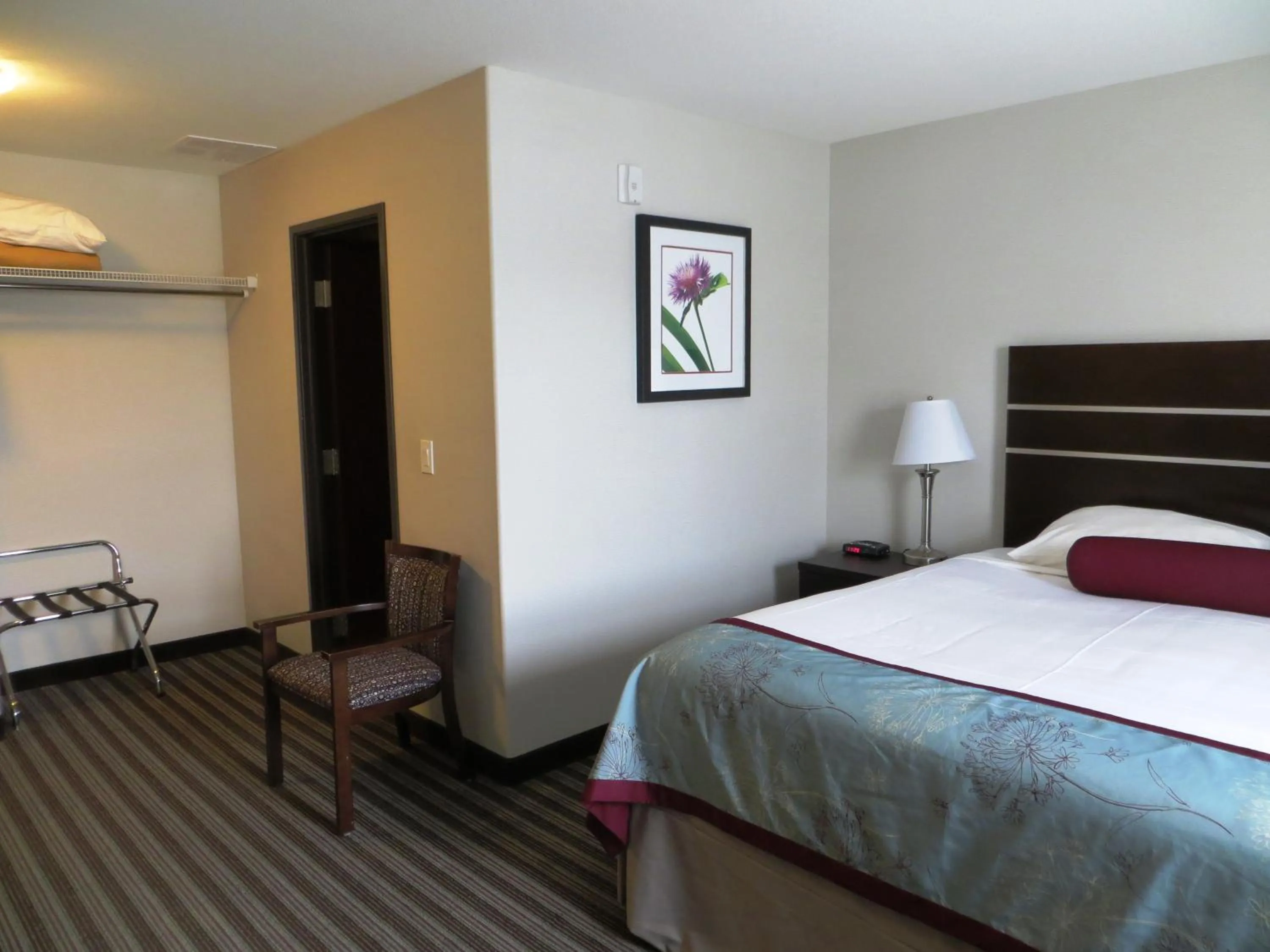 Bedroom, Bed in Super 8 by Wyndham Saskatoon Near Downtown