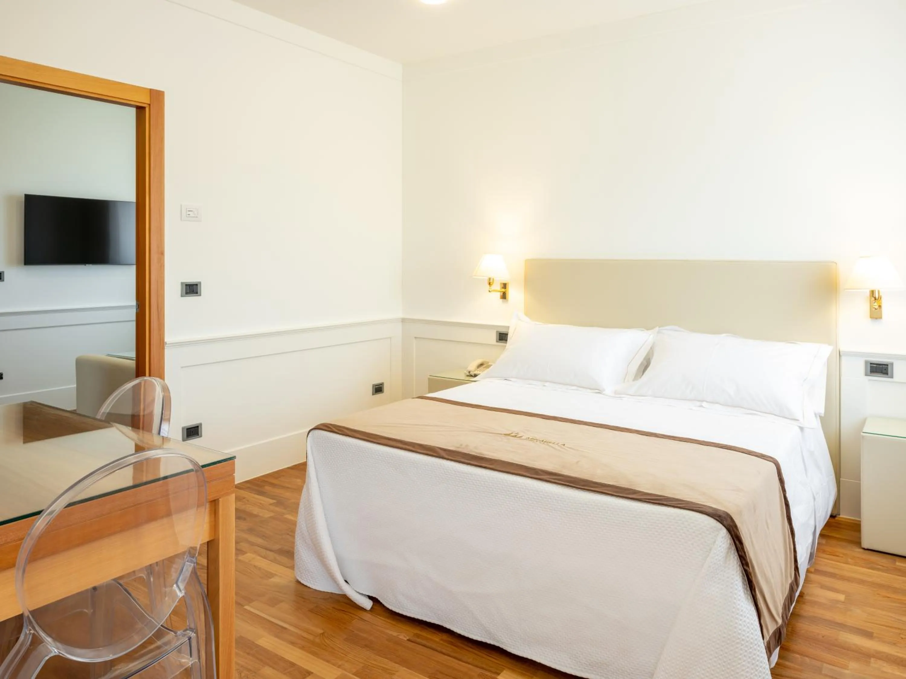 Photo of the whole room, Bed in Mirabella Hotel