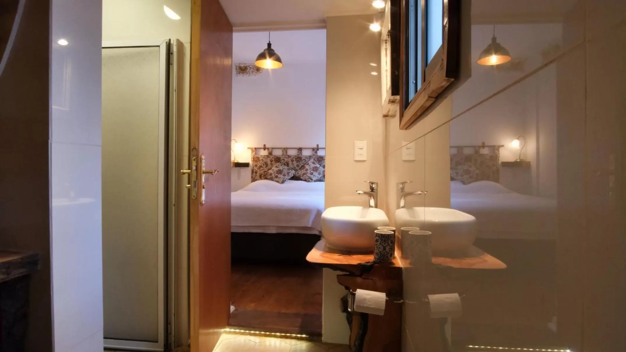 Bathroom, Bed in AYCA La Flora Hotel Boutique