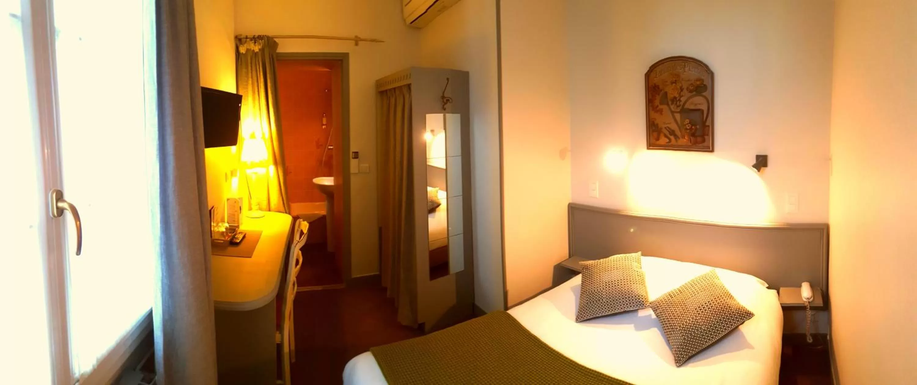 Photo of the whole room, Bed in Hôtel du Parc