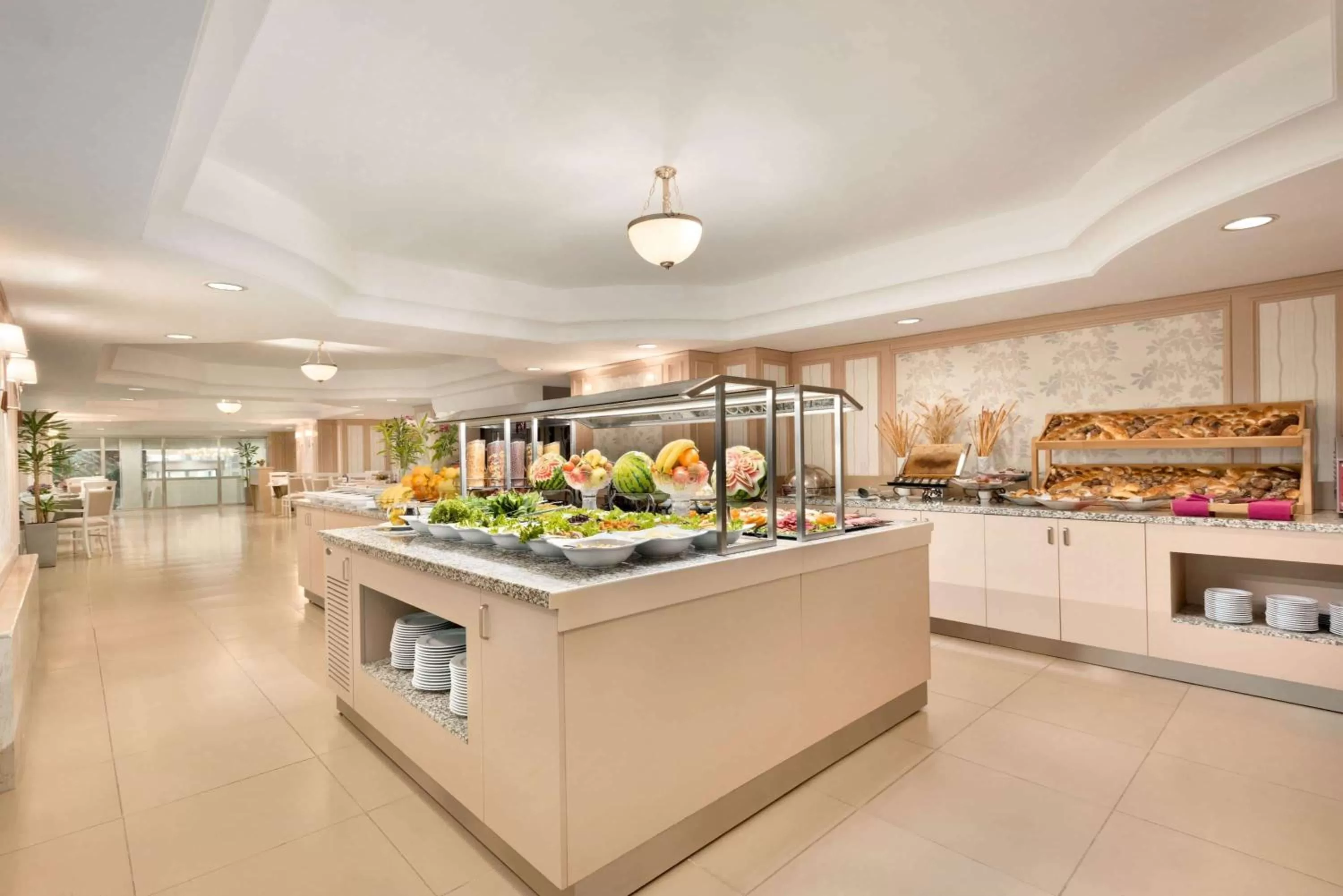 Restaurant/places to eat in Wyndham Tashkent