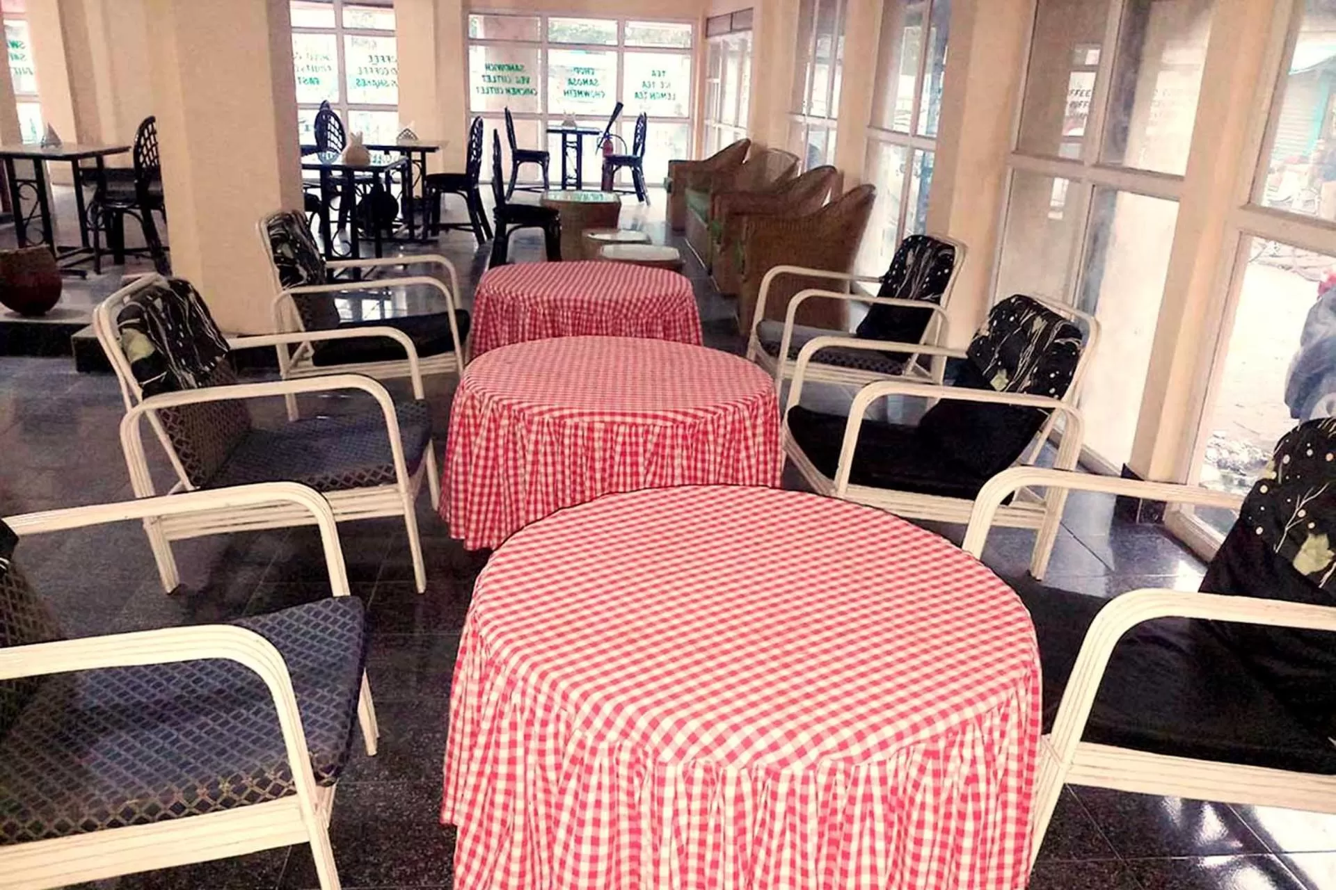 Dining area in Hotel Indsurya
