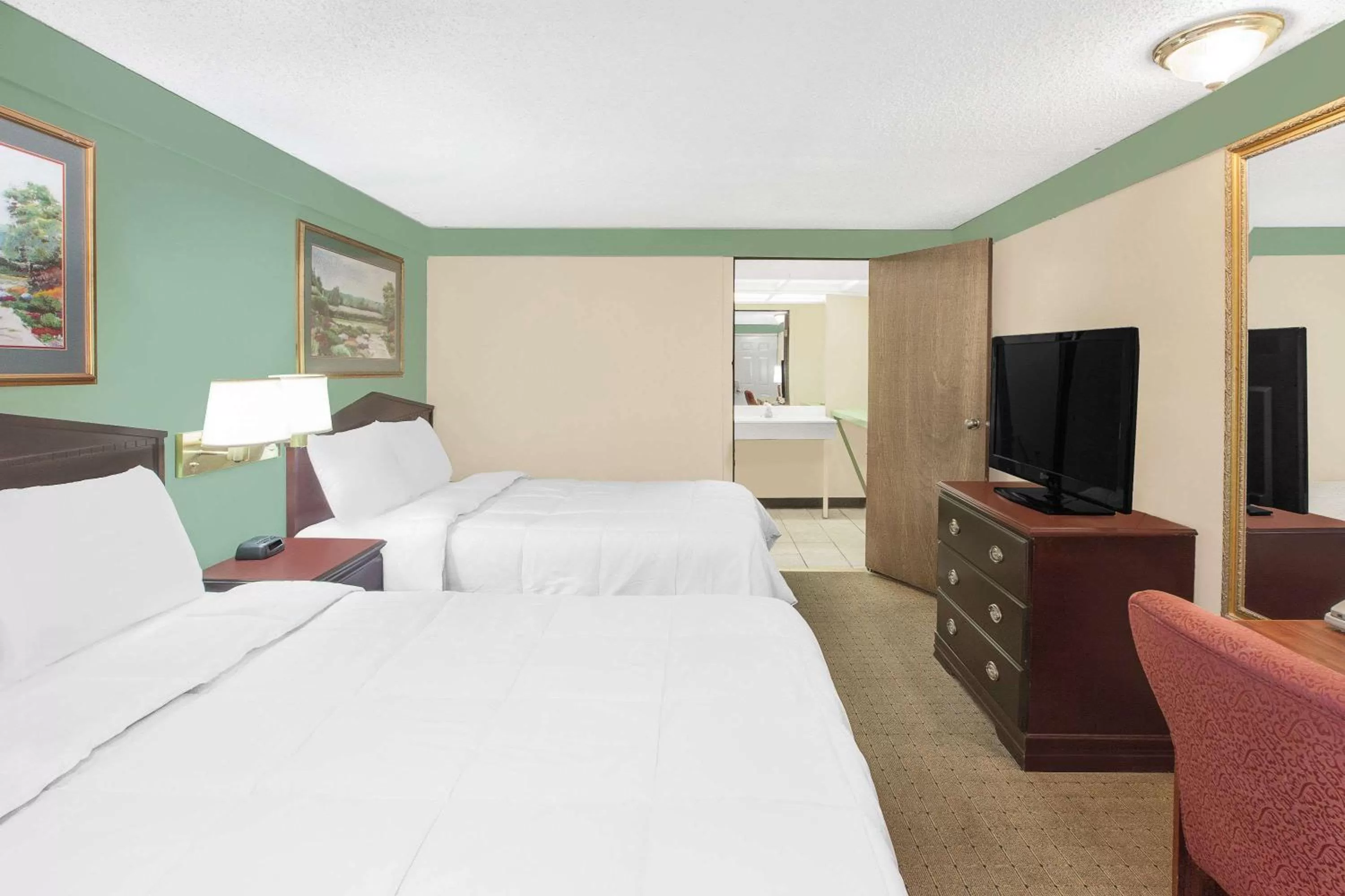 Photo of the whole room, Bed in Knights Inn - Battle Creek