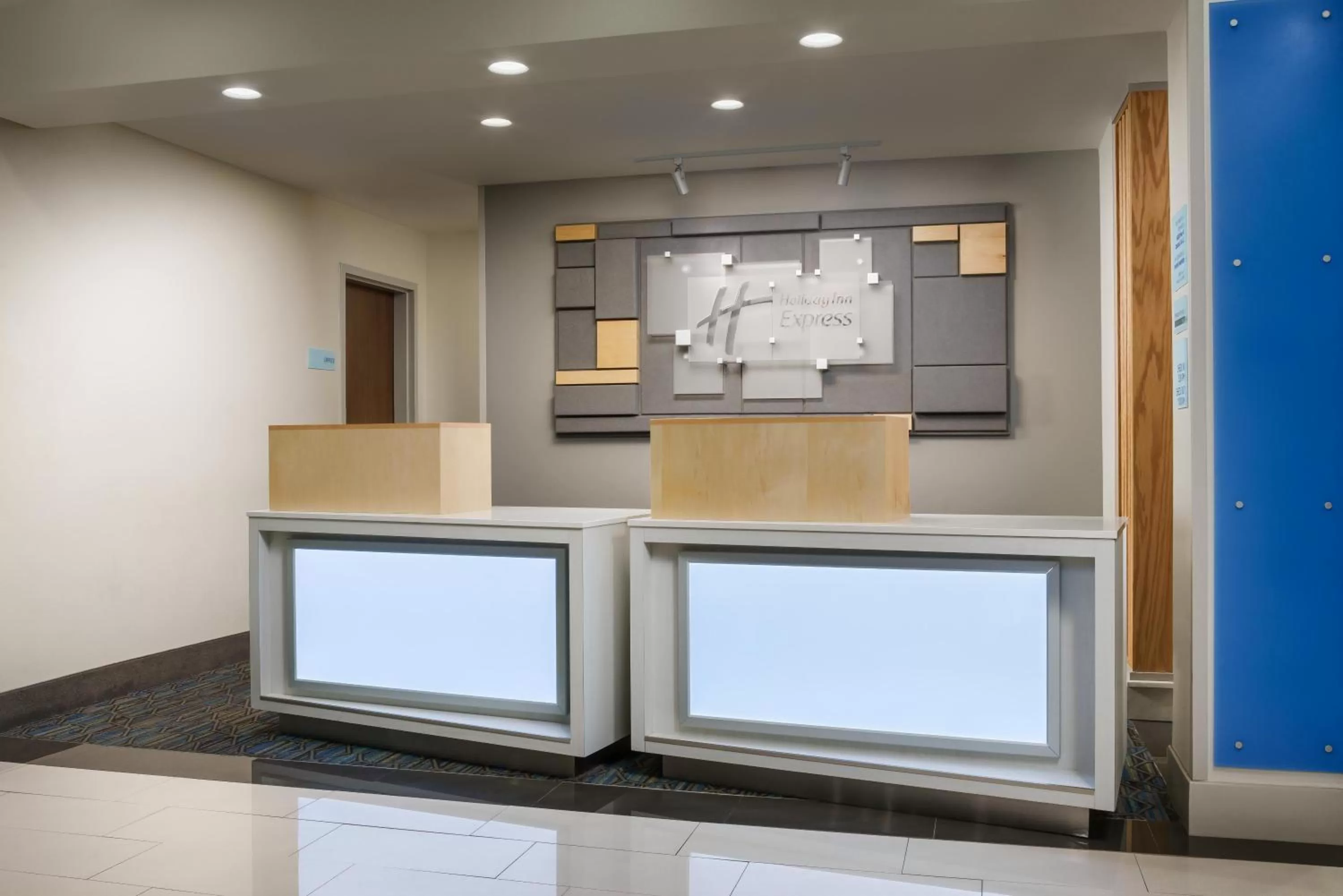 Lobby or reception in Holiday Inn Express & Suites Oakhurst-Yosemite Park Area by IHG