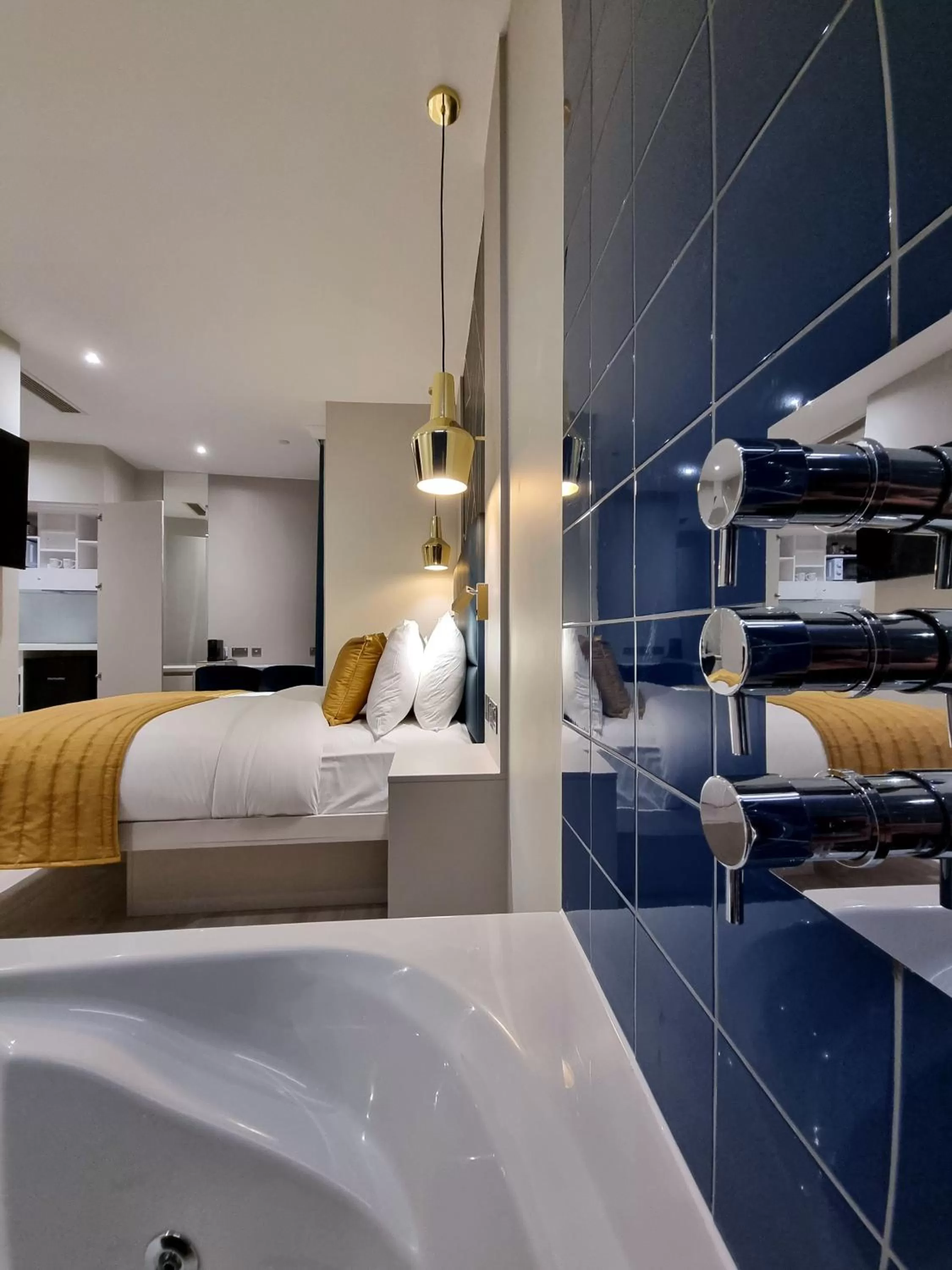 Photo of the whole room, Bed in NOX Edgware Road