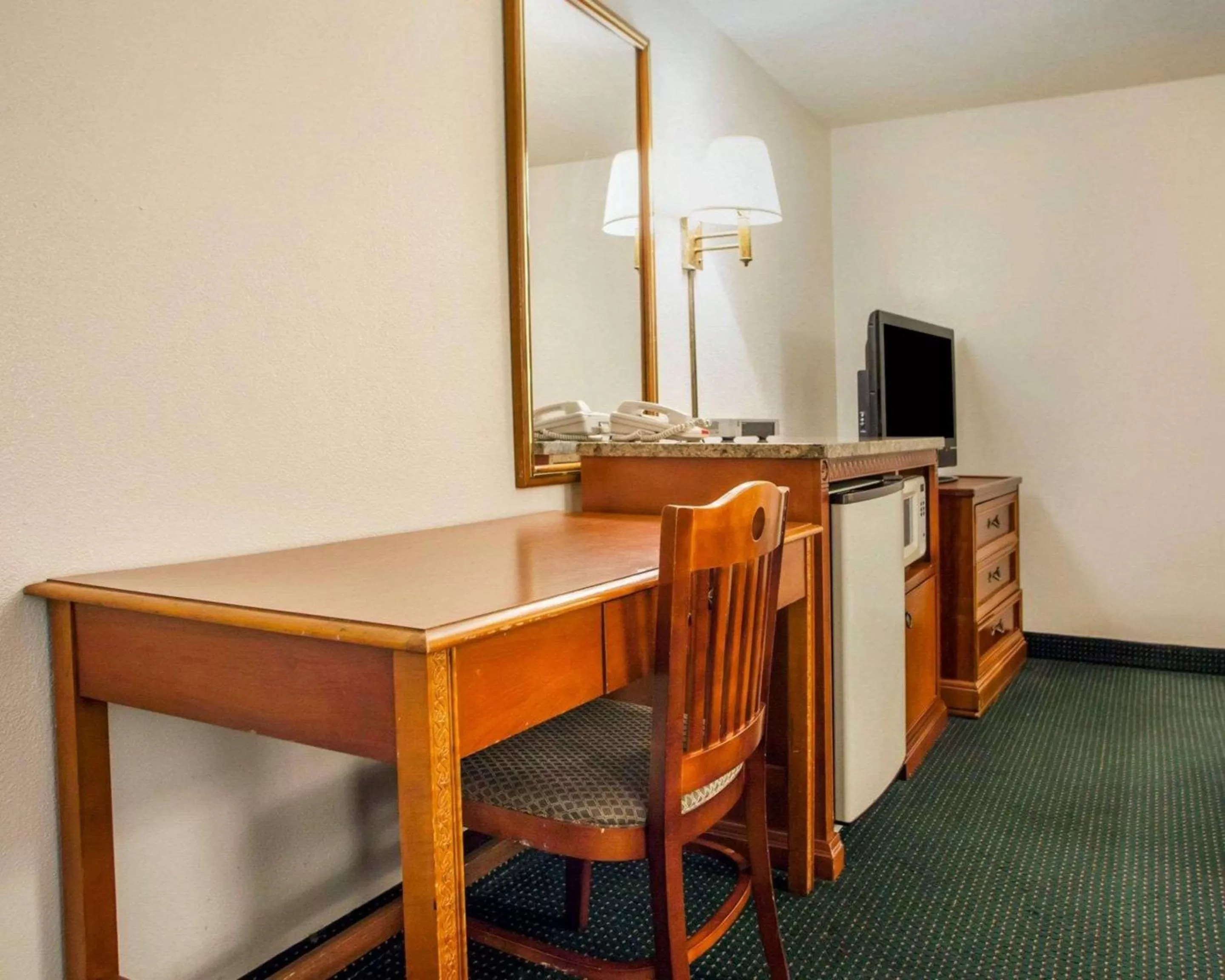 Photo of the whole room in Econo Lodge