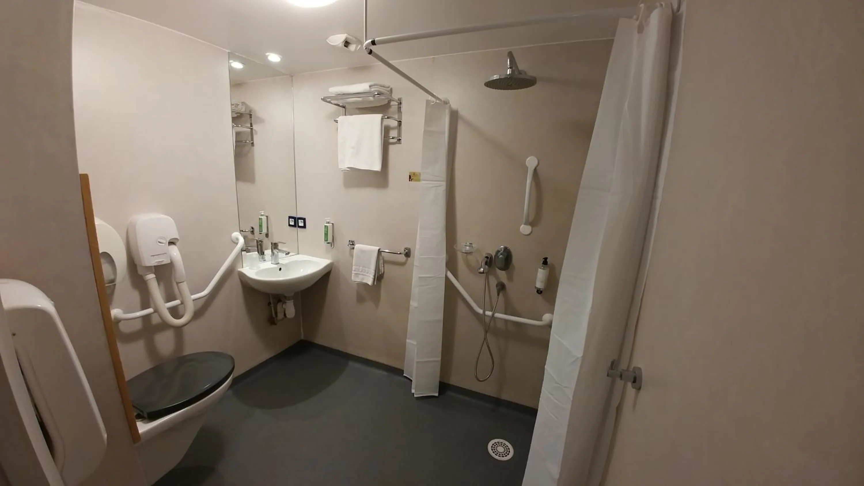 Shower in Cit'Hotel Le Cheval Blanc, Cognac Centre