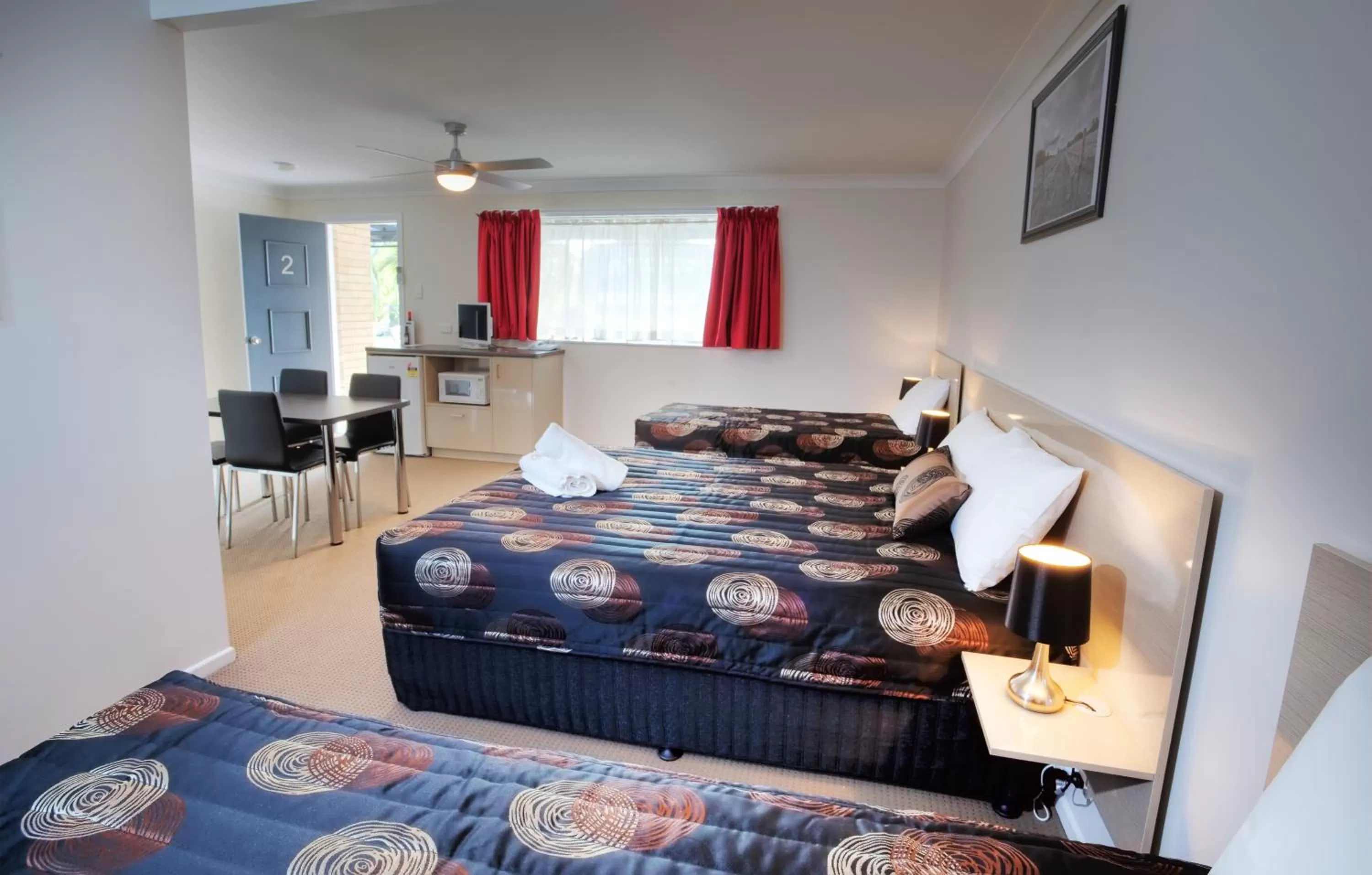 Photo of the whole room, Bed in High Street Motor Inn