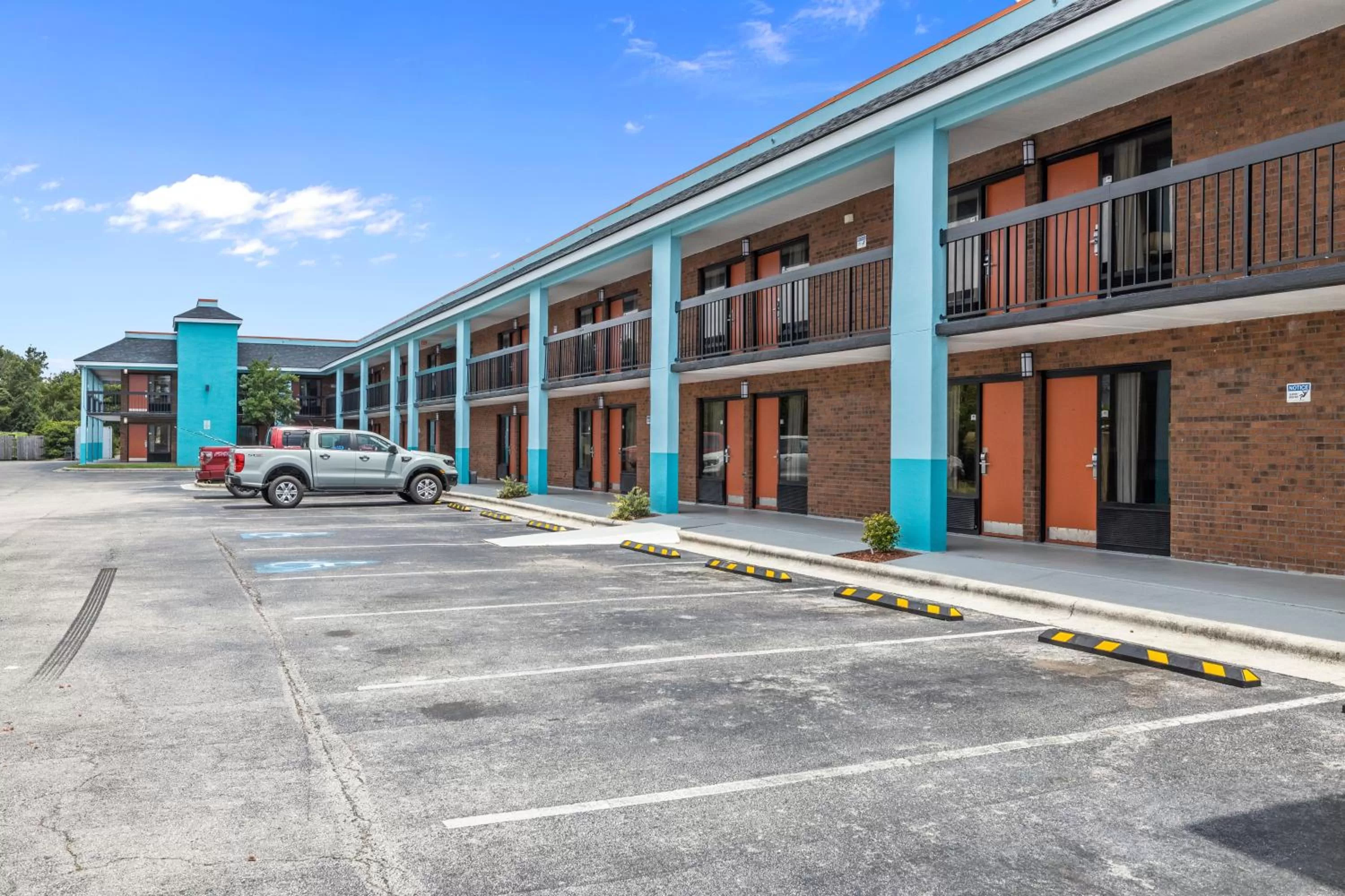 Property building in Garnet Inn & Suites, Morehead City near Atlantic Beach