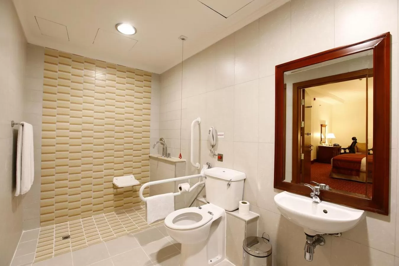 Bathroom in Sunday Hotel Holiday international Dubai