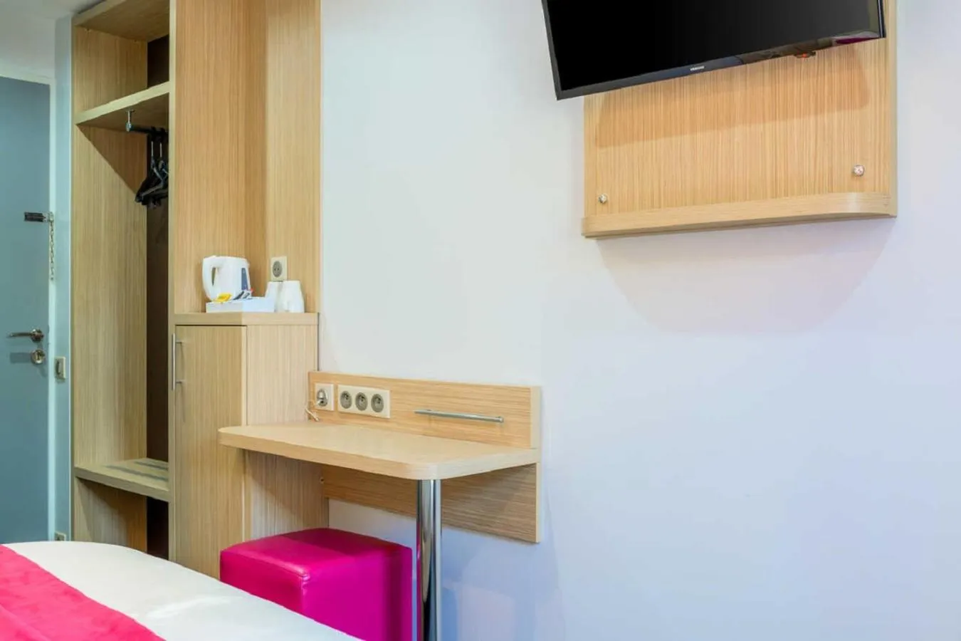 TV and multimedia, TV/Entertainment Center in Comfort Hotel Orleans Sud