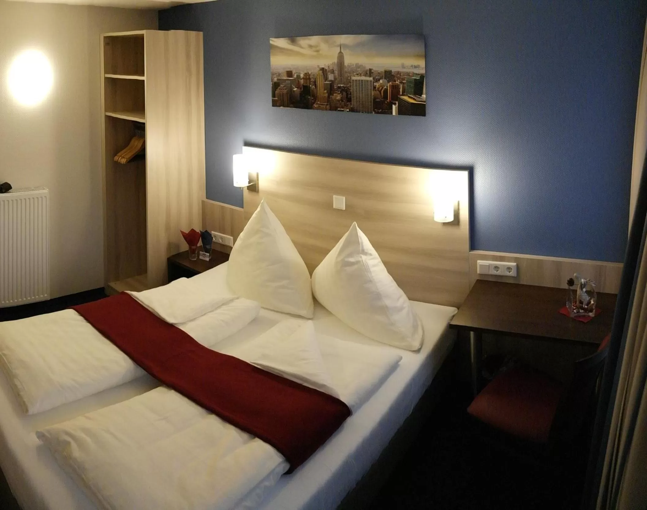 Photo of the whole room, Bed in Motel 44