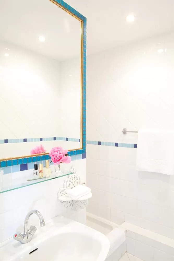 Bathroom in Hotel Le Toeno