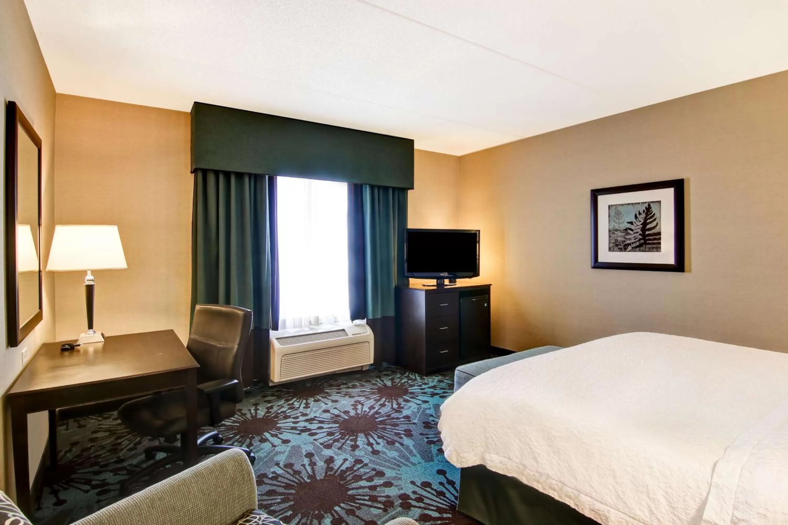 Bedroom, Bed in Hampton Inn by Hilton Toronto Airport Corporate Centre