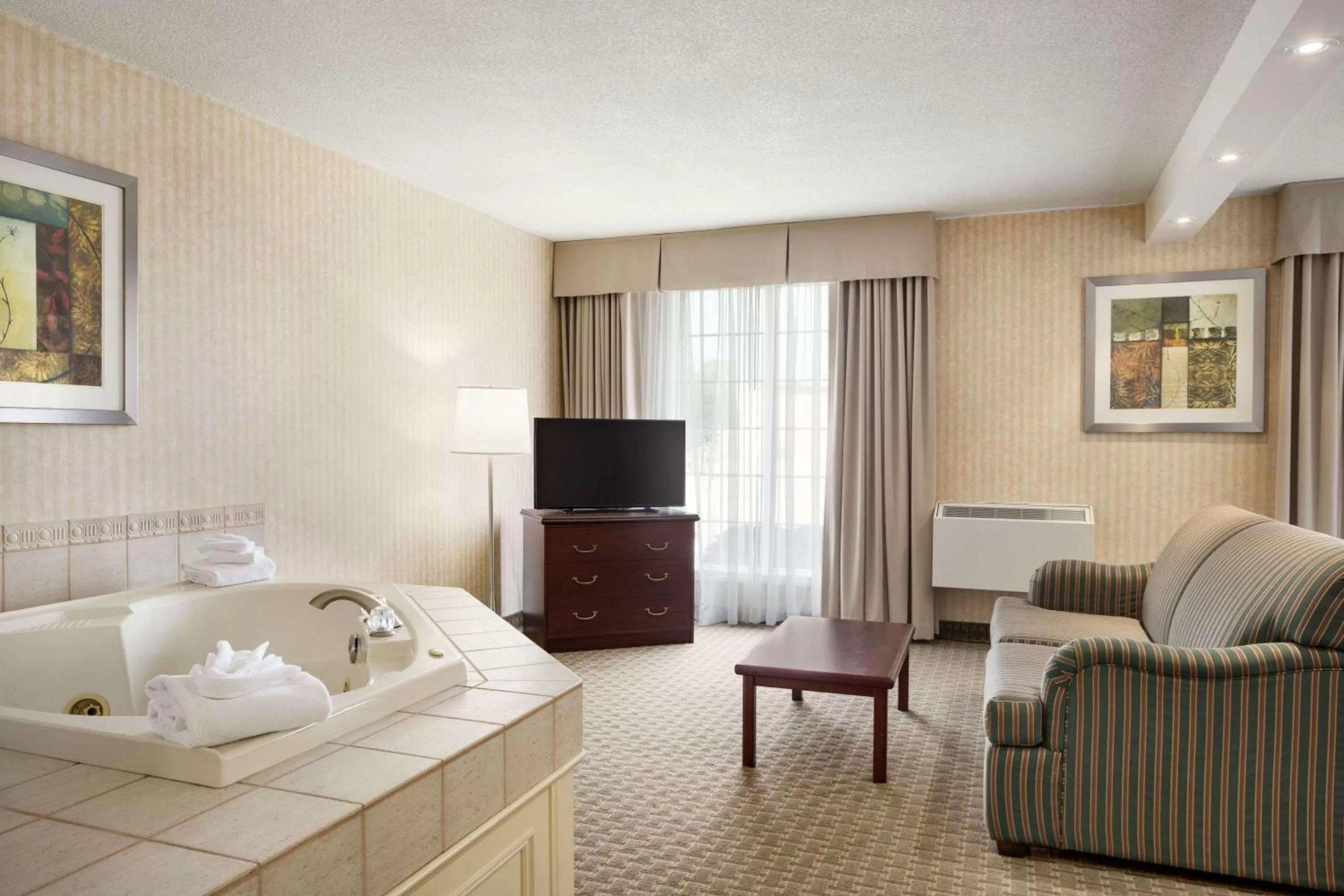 Photo of the whole room, Bed in Days Inn by Wyndham Brantford