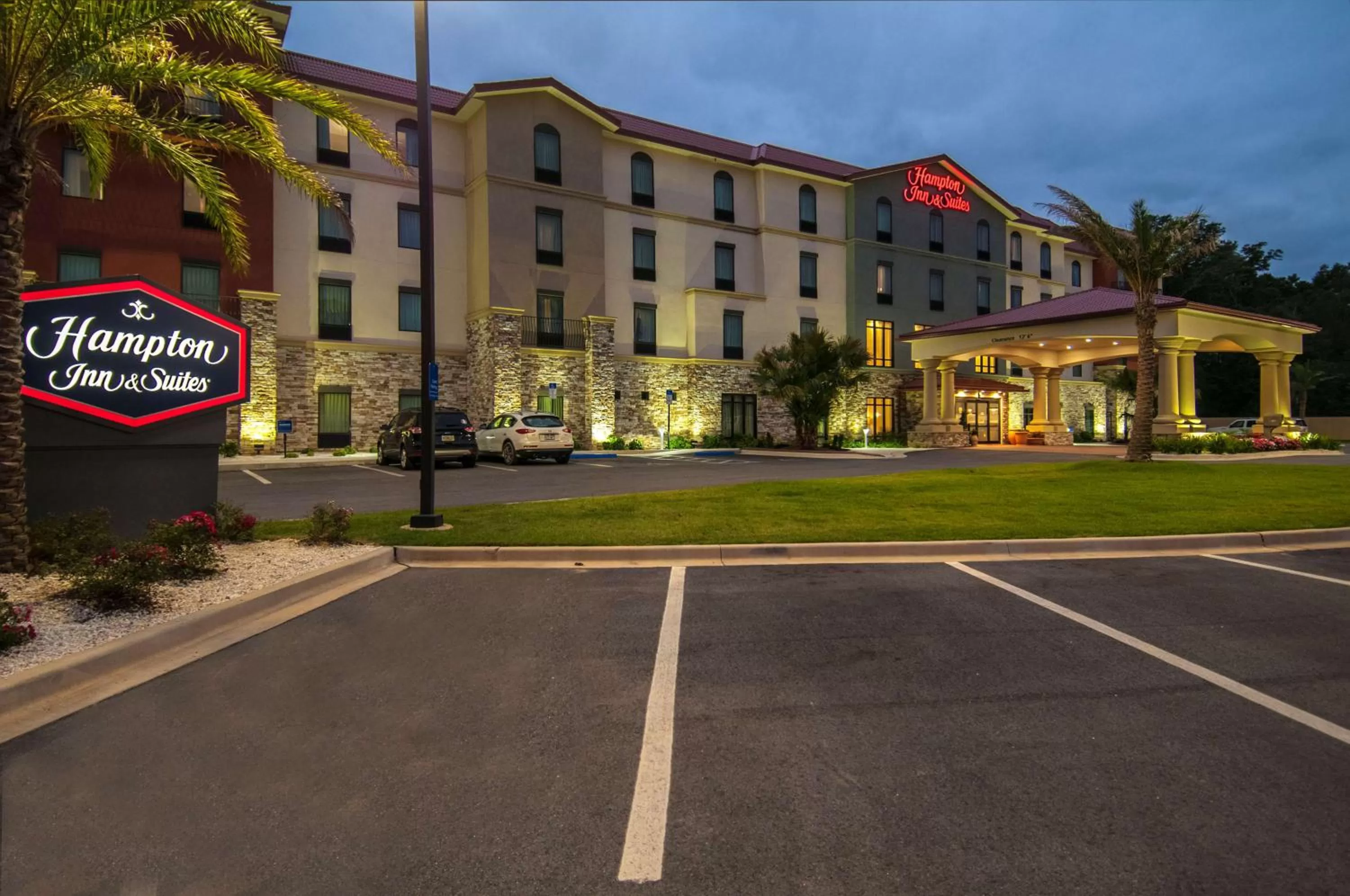 Property building in Hampton Inn & Suites Pensacola/I-10 Pine Forest Road