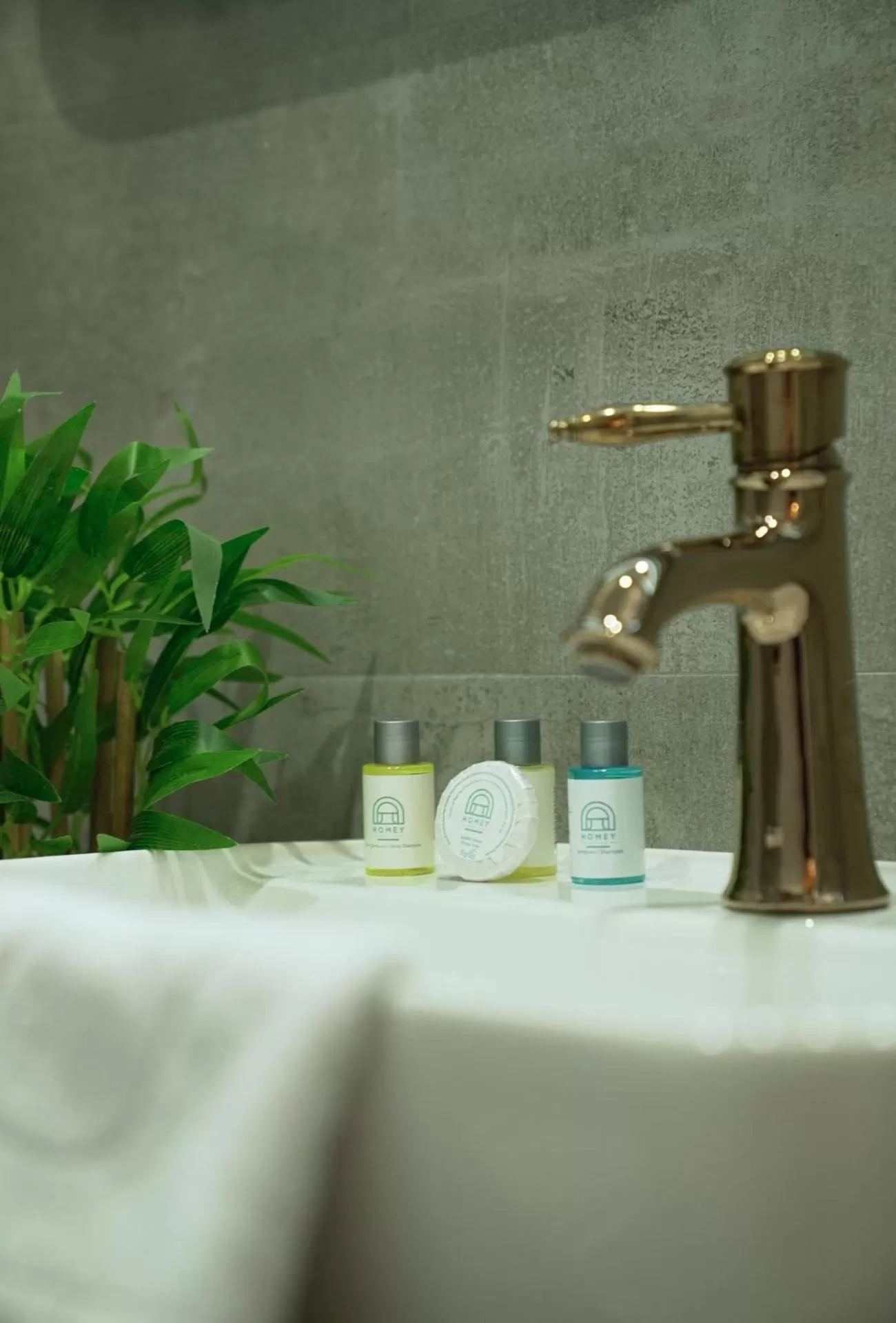 Bathroom in Homey AirPort Hotel