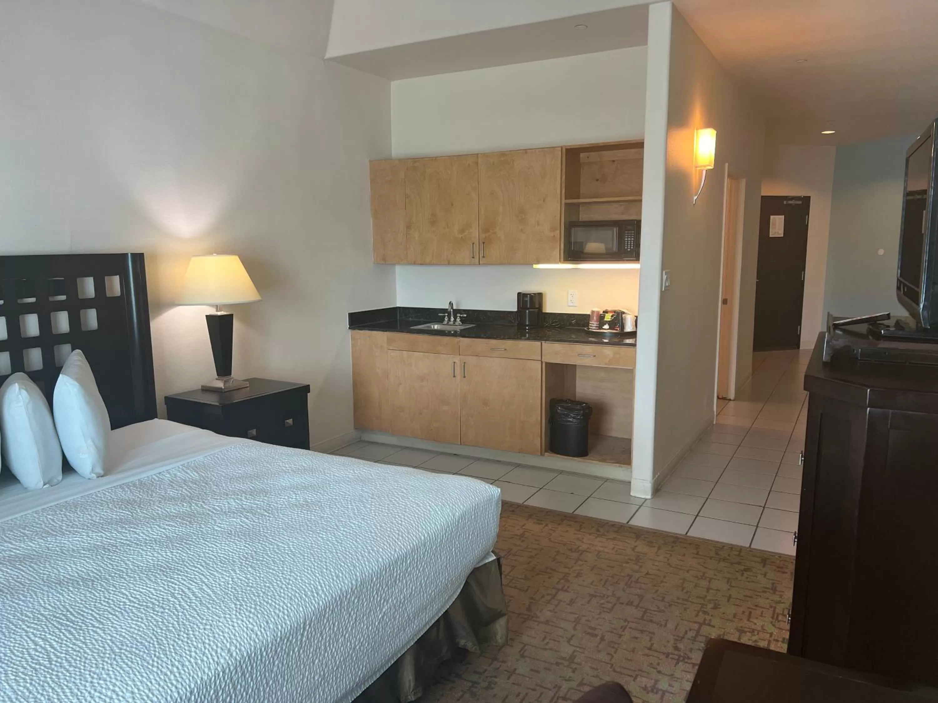 Kitchen or kitchenette, Bed in Sunchase Inn & Suites