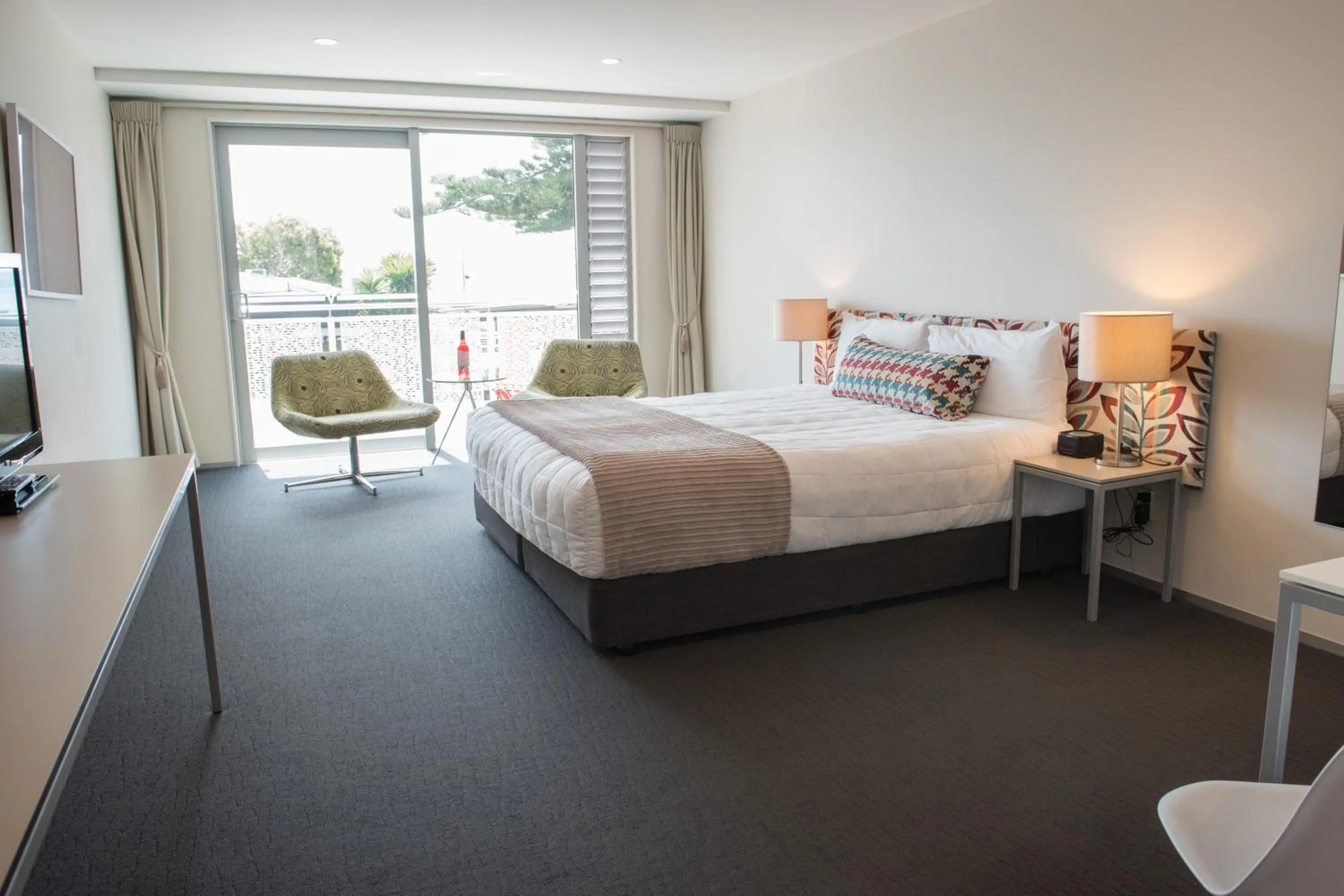 Bed in Navigate Seaside Hotel & Apartments