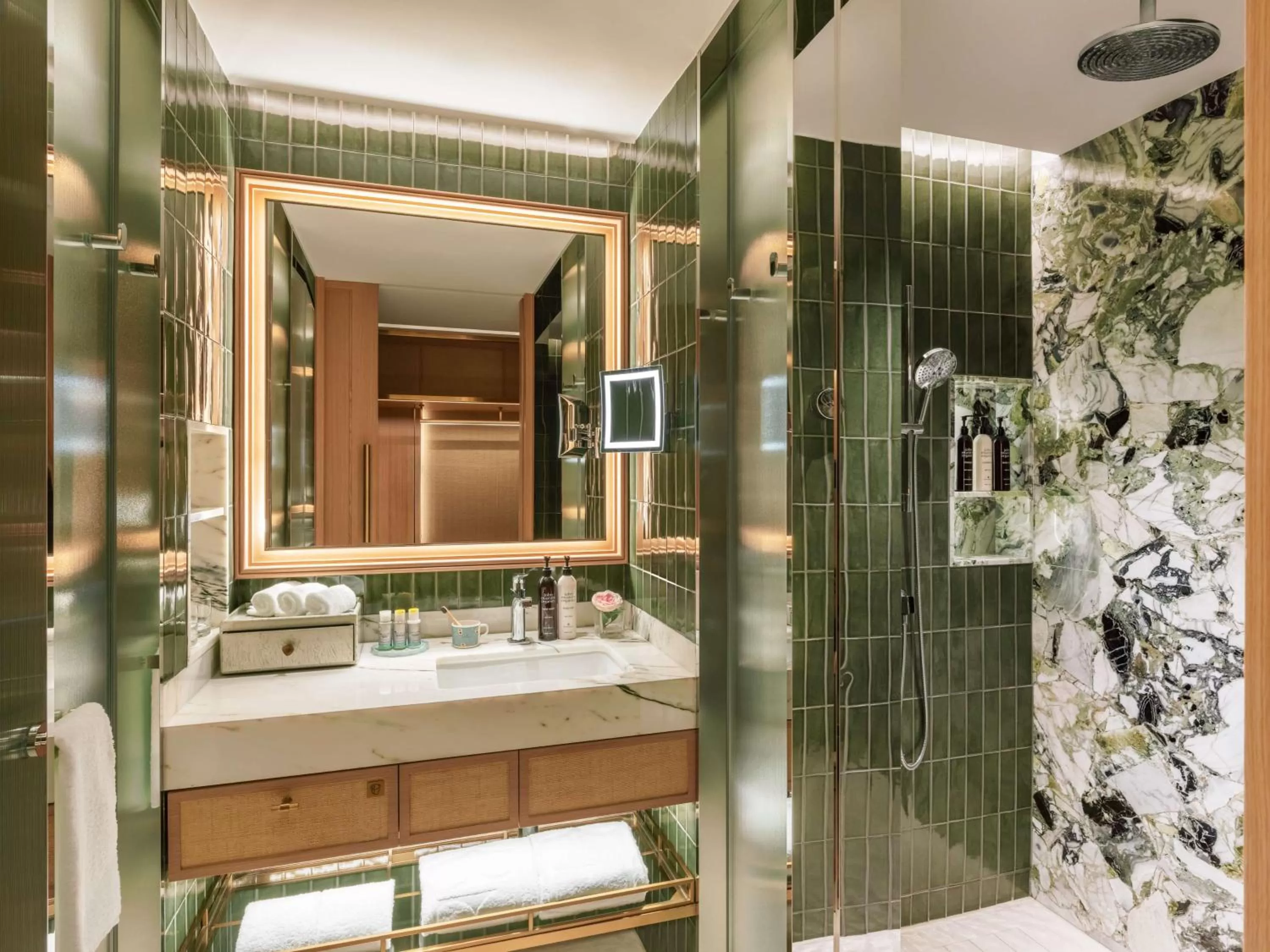 Toilet in Island Shangri-La, Hong Kong