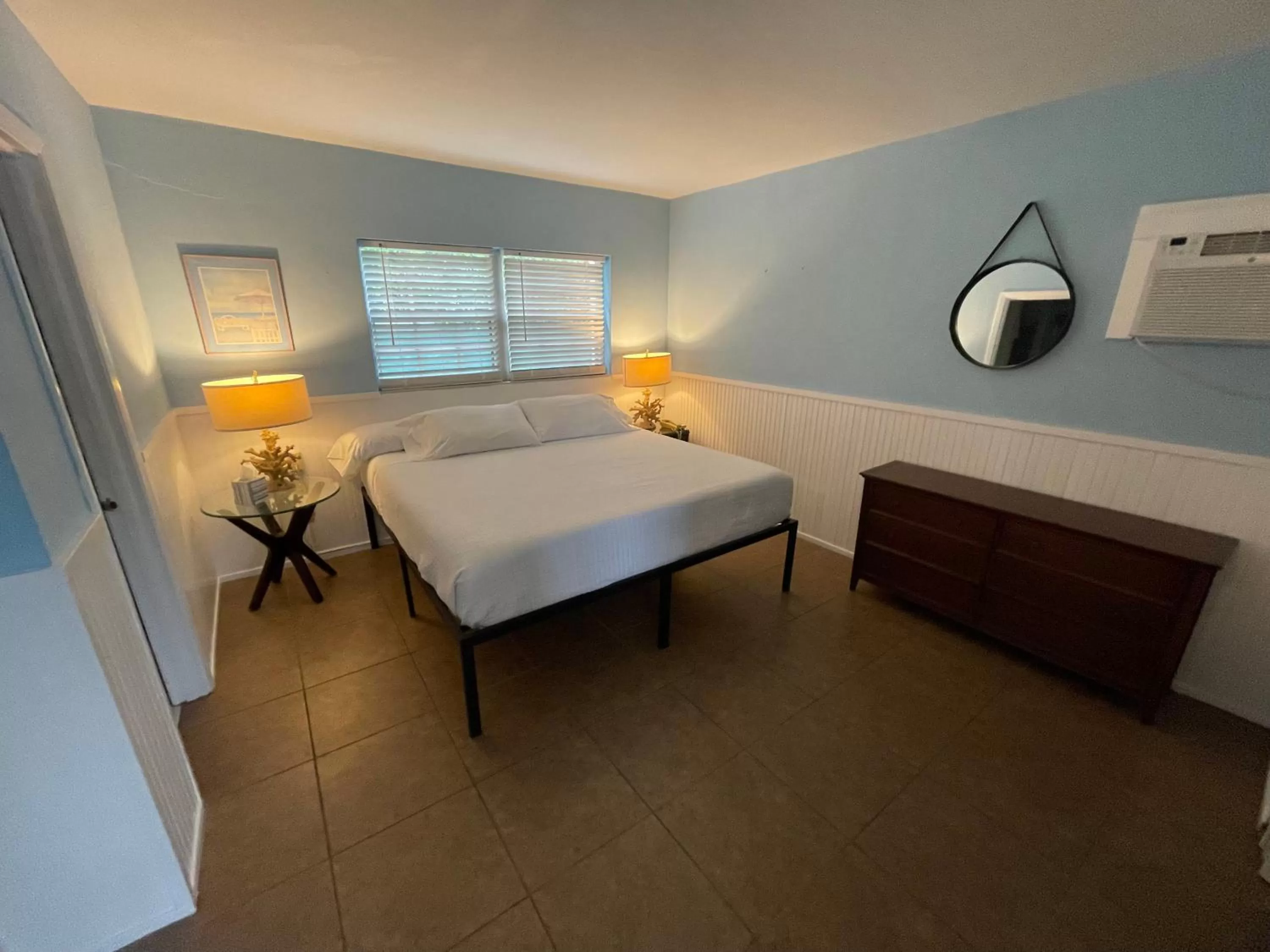 Bed in Breezy Palms Resort