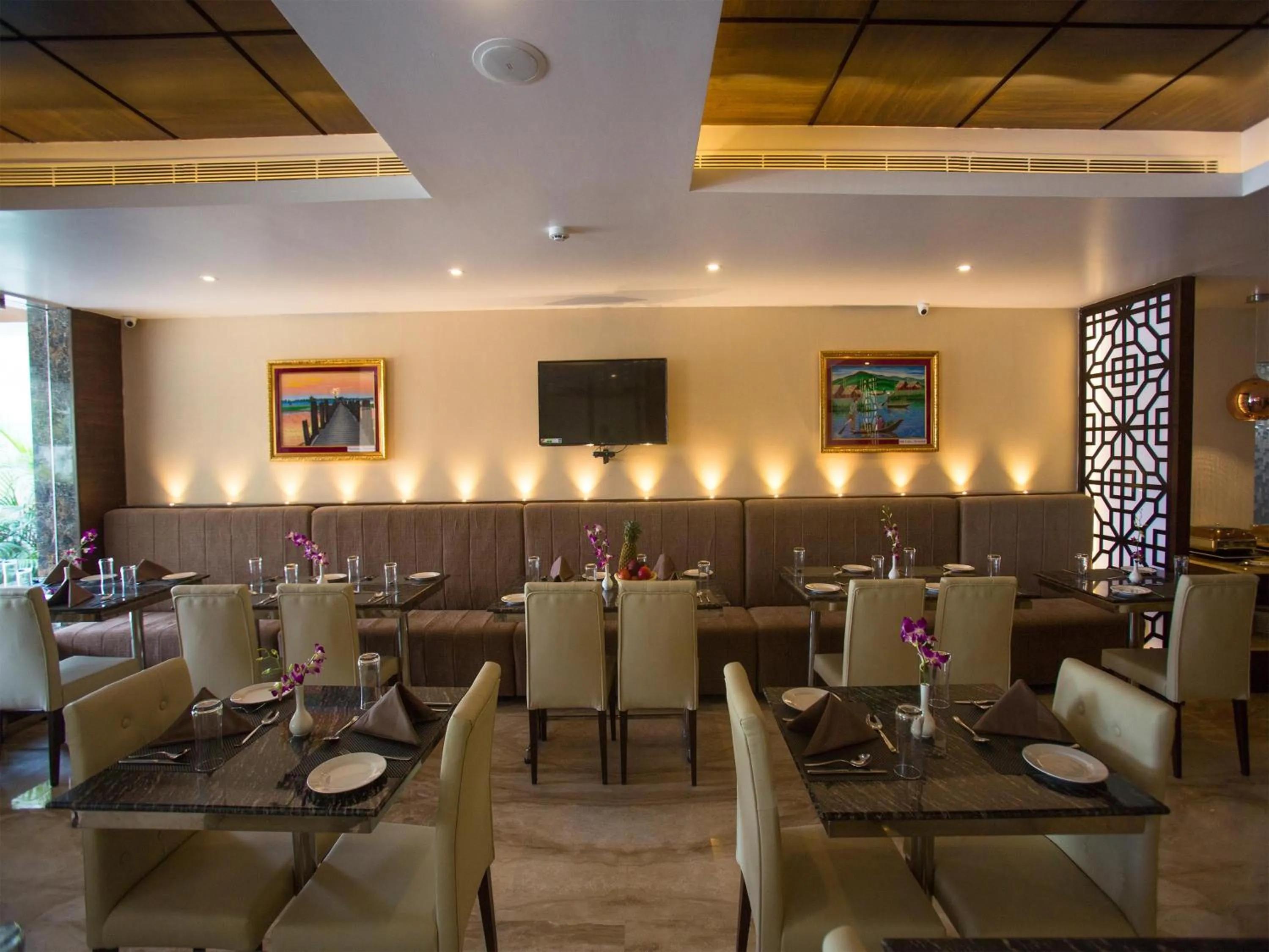 Restaurant/places to eat in ST Parklane Airport Hotel Chennai