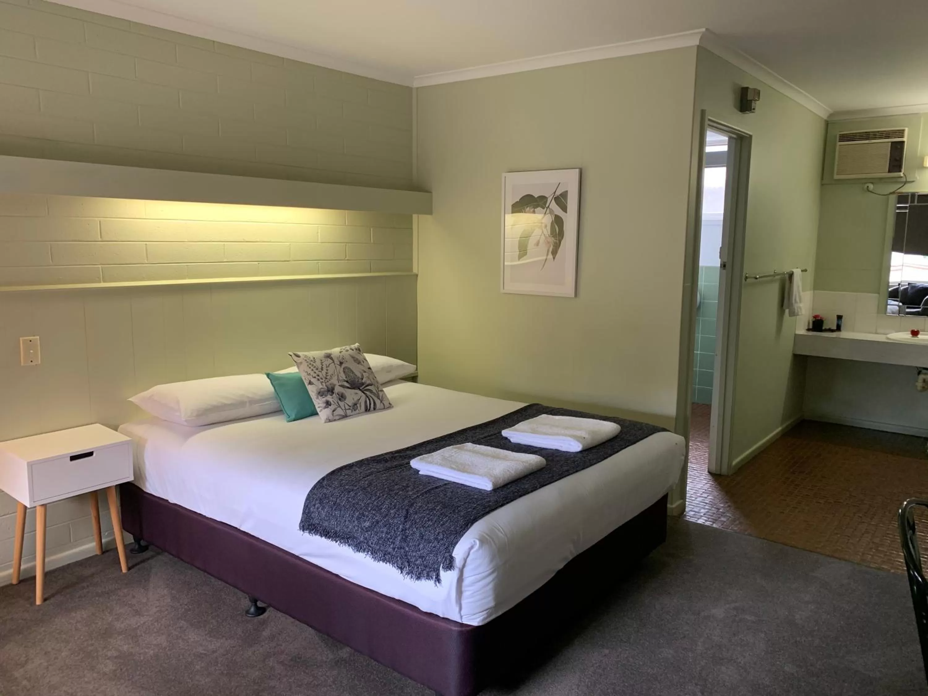 Photo of the whole room, Bed in Finley Country Club Hotel Motel